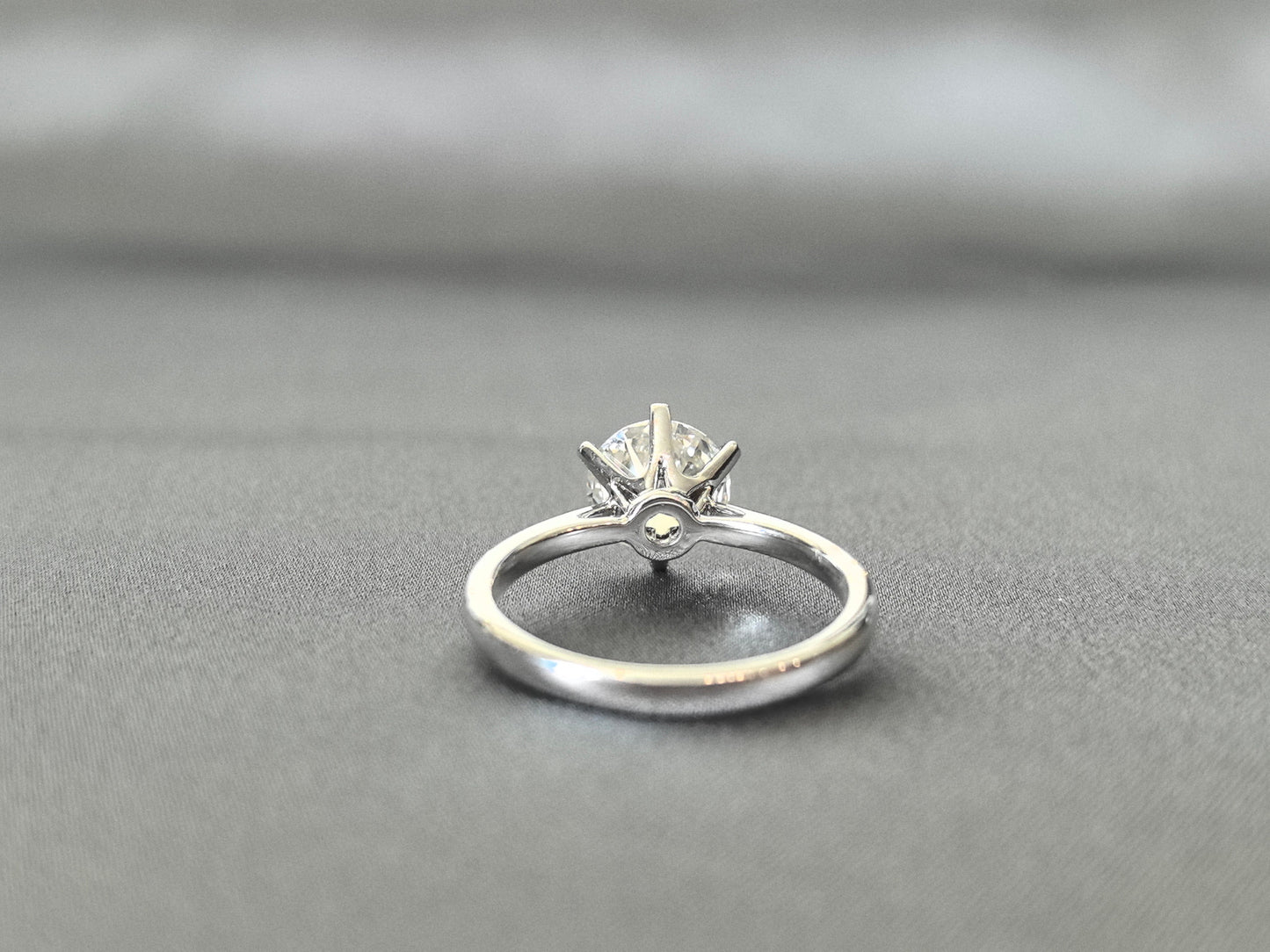 6-Prong Solitaire Ring - Round Brilliant Cut - Plain Shank