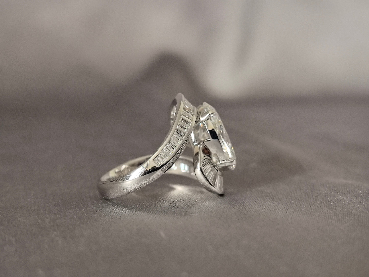 Half ring small emerald and round diamond - val cut - Upper and lower half loop design