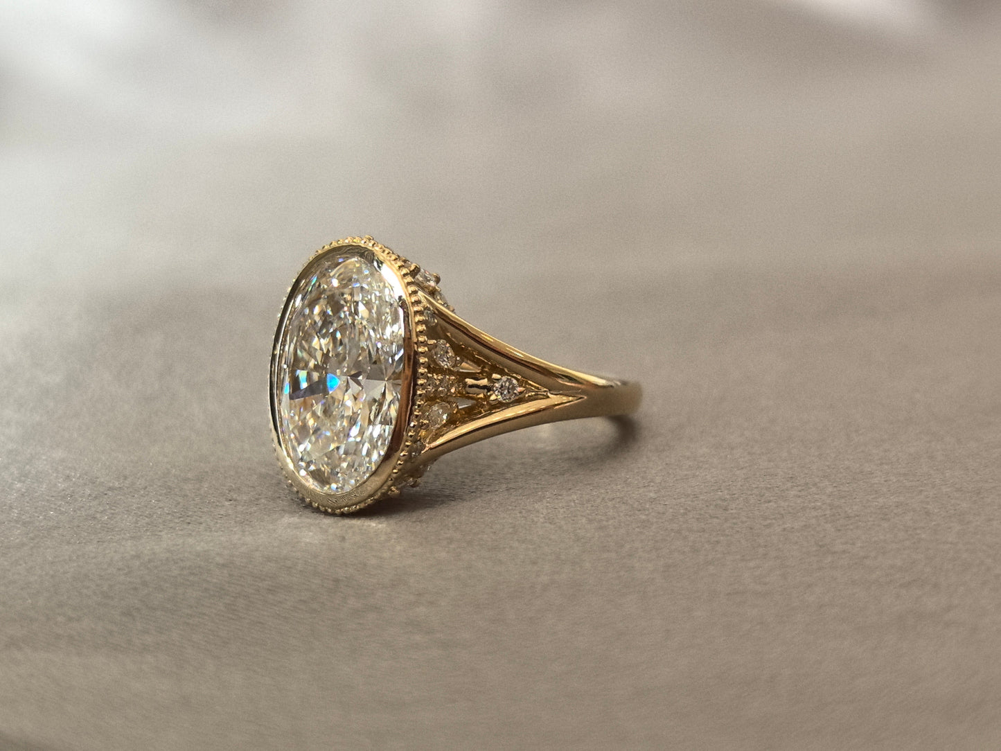Oval-shaped ring setting - Lab-created diamond - Small diamonds of varying sizes set on the sides and bottom