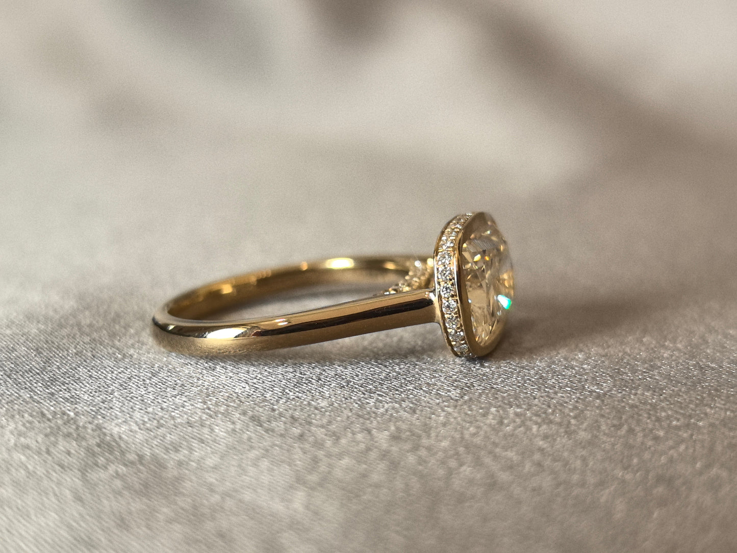 5-carat cushion setting, 14K gold, bezel-set, horizontal design