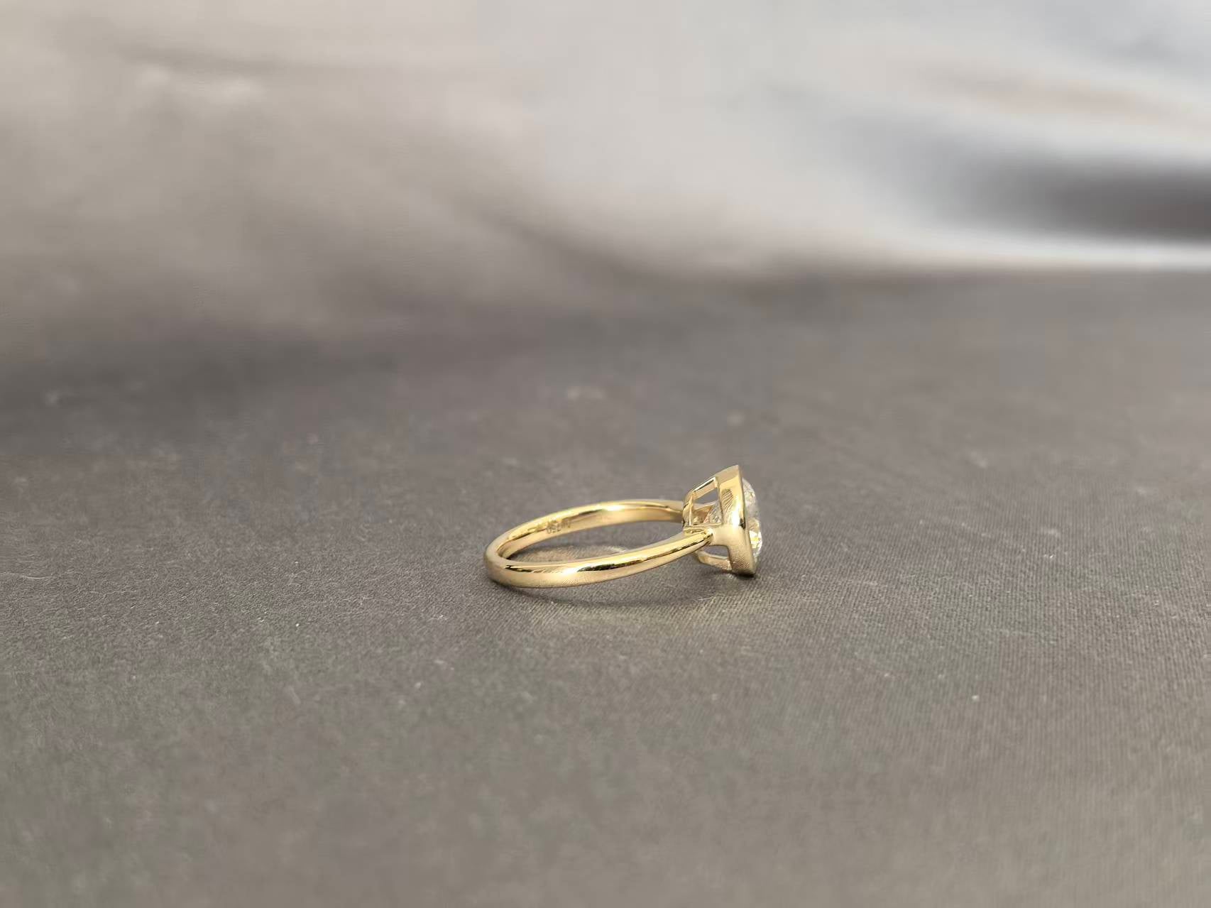 Round Solitaire Diamond Ring - Bezel Setting - Lab Diamond