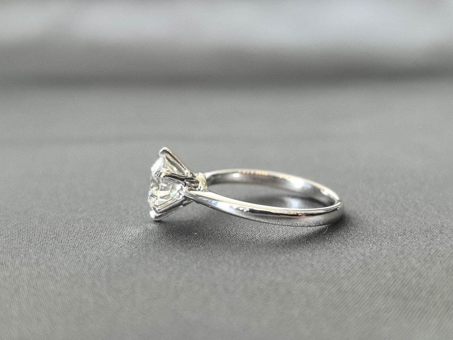 6-Prong Solitaire Ring - Round Brilliant Cut - Plain Shank