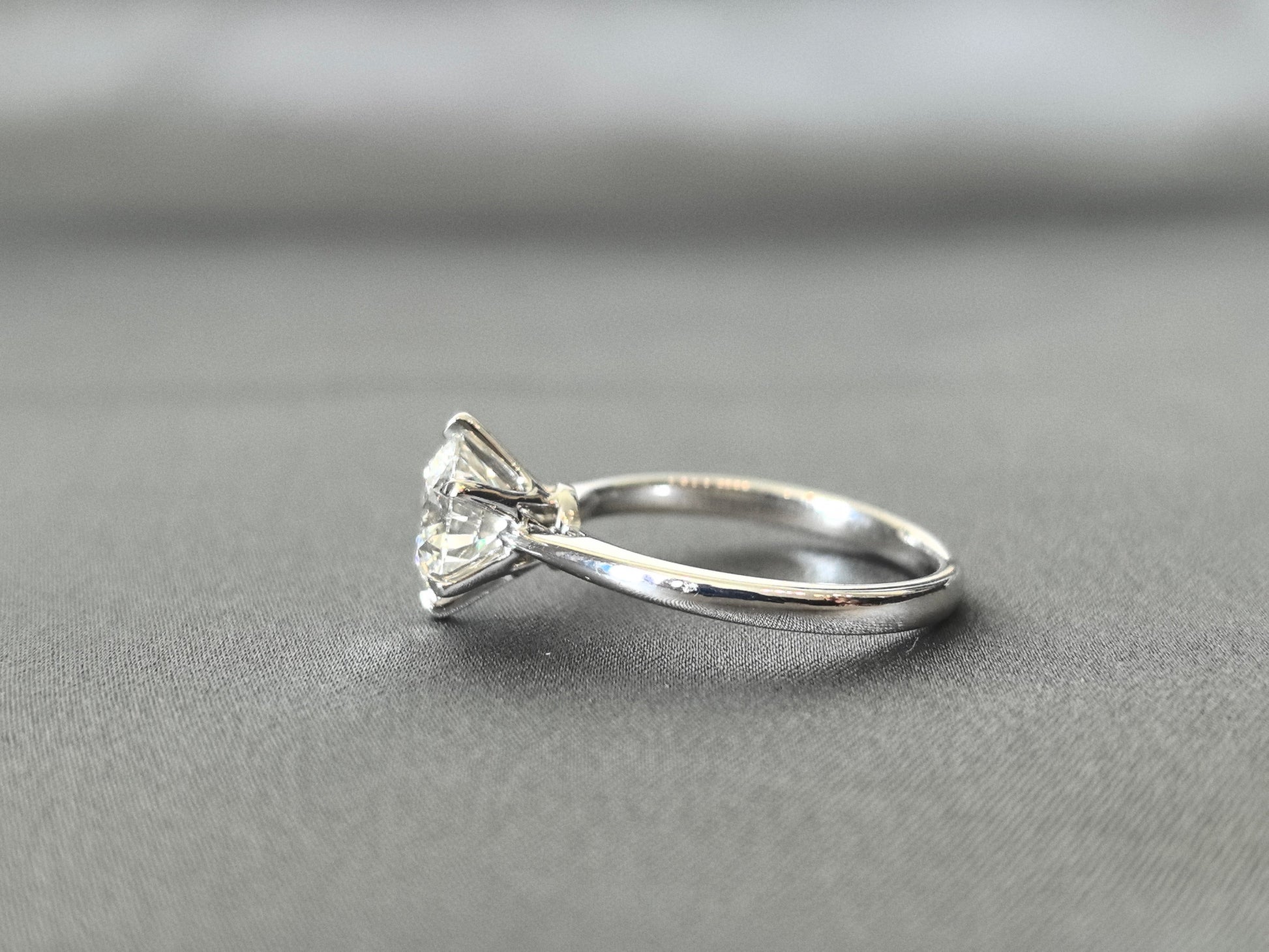 6-Prong Solitaire Ring - Round Brilliant Cut - Plain Shank