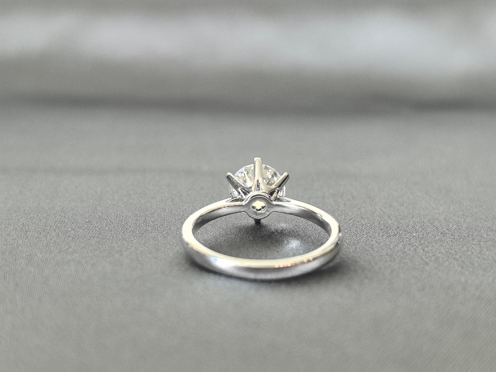 6-Prong Solitaire Ring - Round Brilliant Cut - Plain Shank
