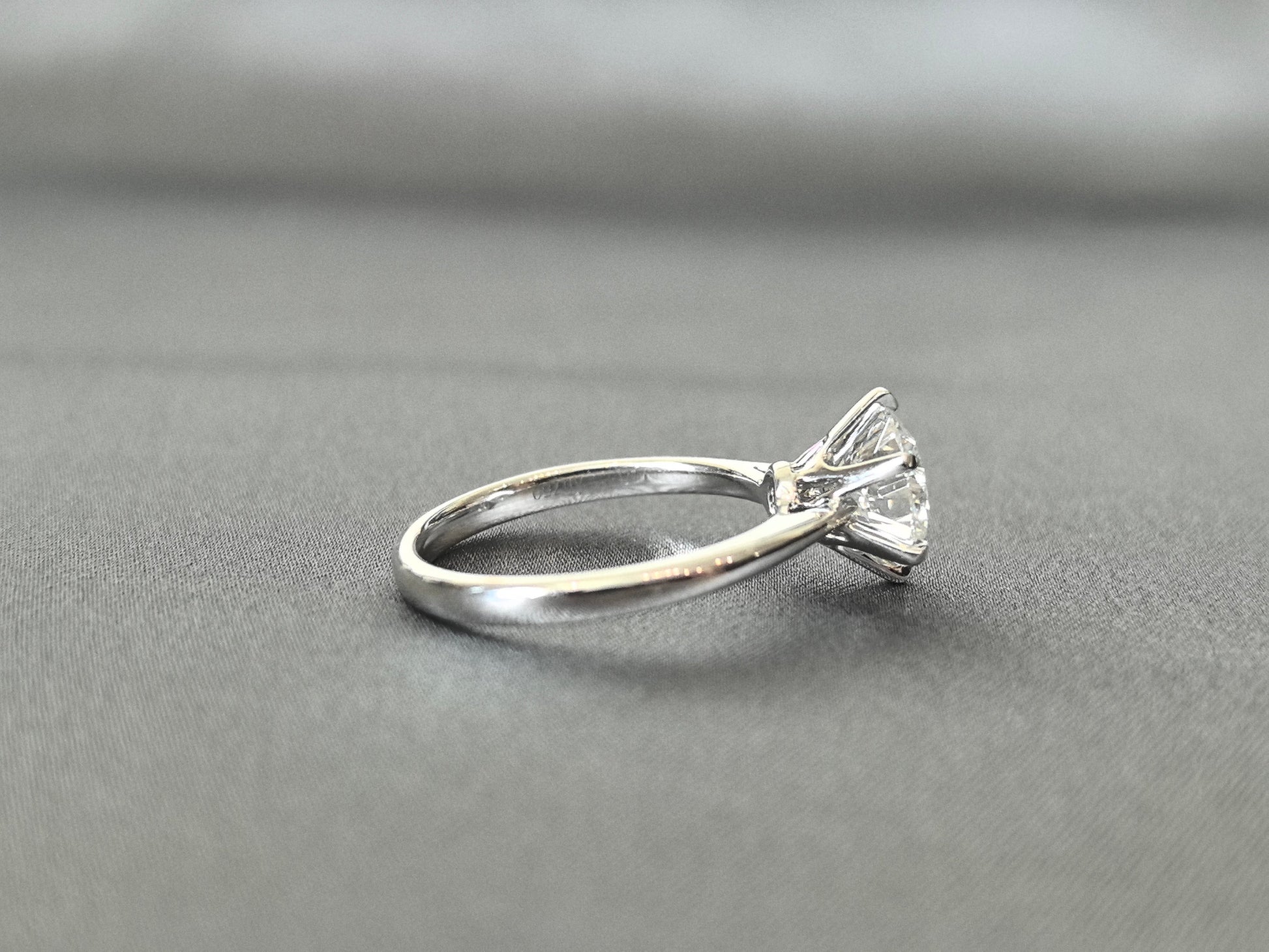 6-Prong Solitaire Ring - Round Brilliant Cut - Plain Shank