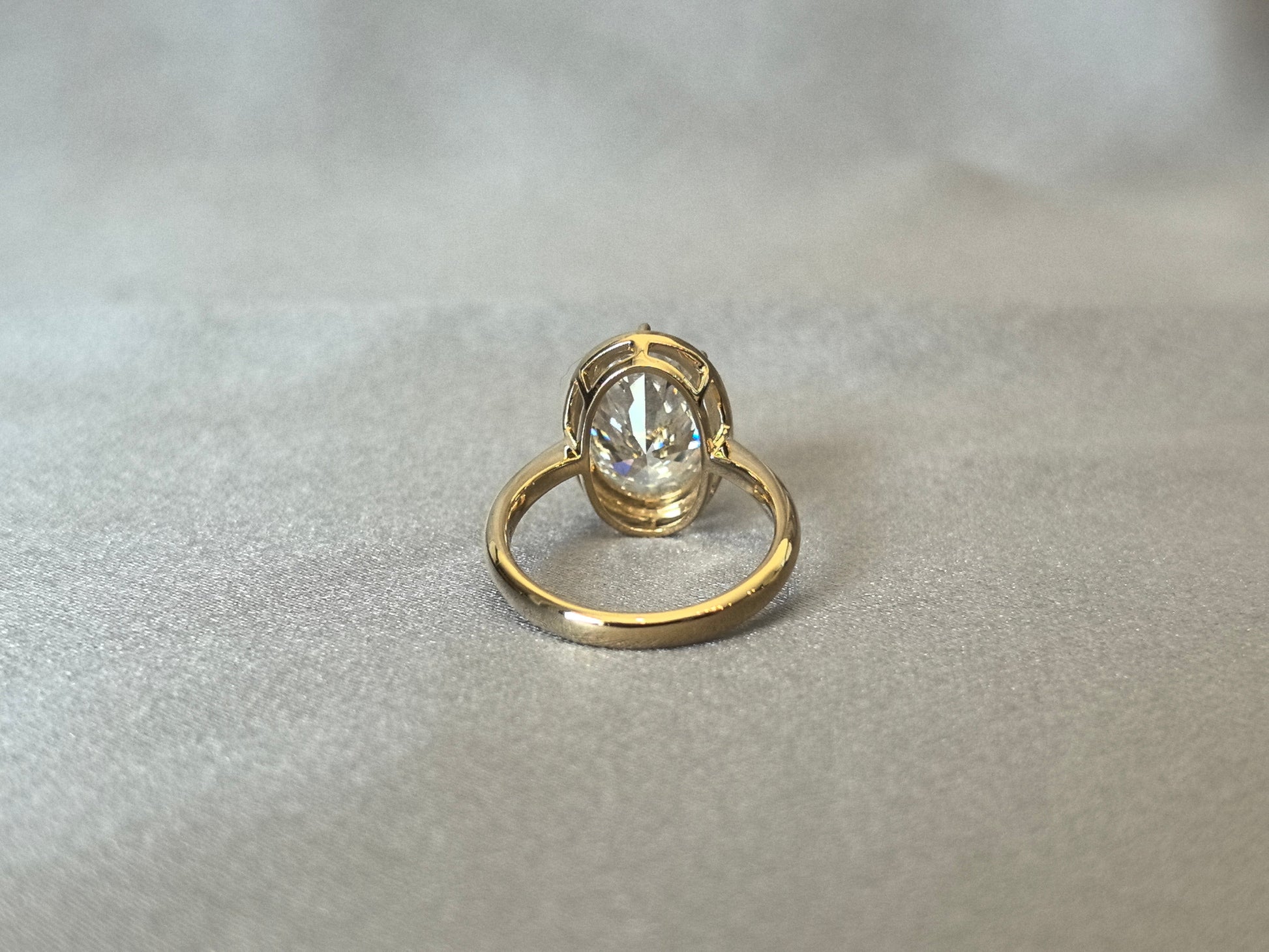 Oval Cut Lab Grown Diamond Ring - 6-Prong Setting - Plain Band