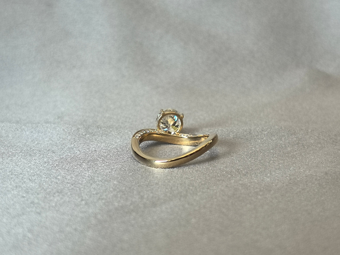 Twisted Pave Band - Round Brilliant Cut - Three-Prong Setting