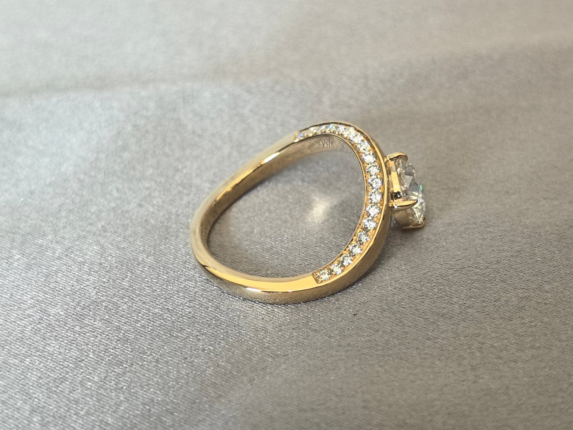 Twisted Pave Band - Round Brilliant Cut - Three-Prong Setting