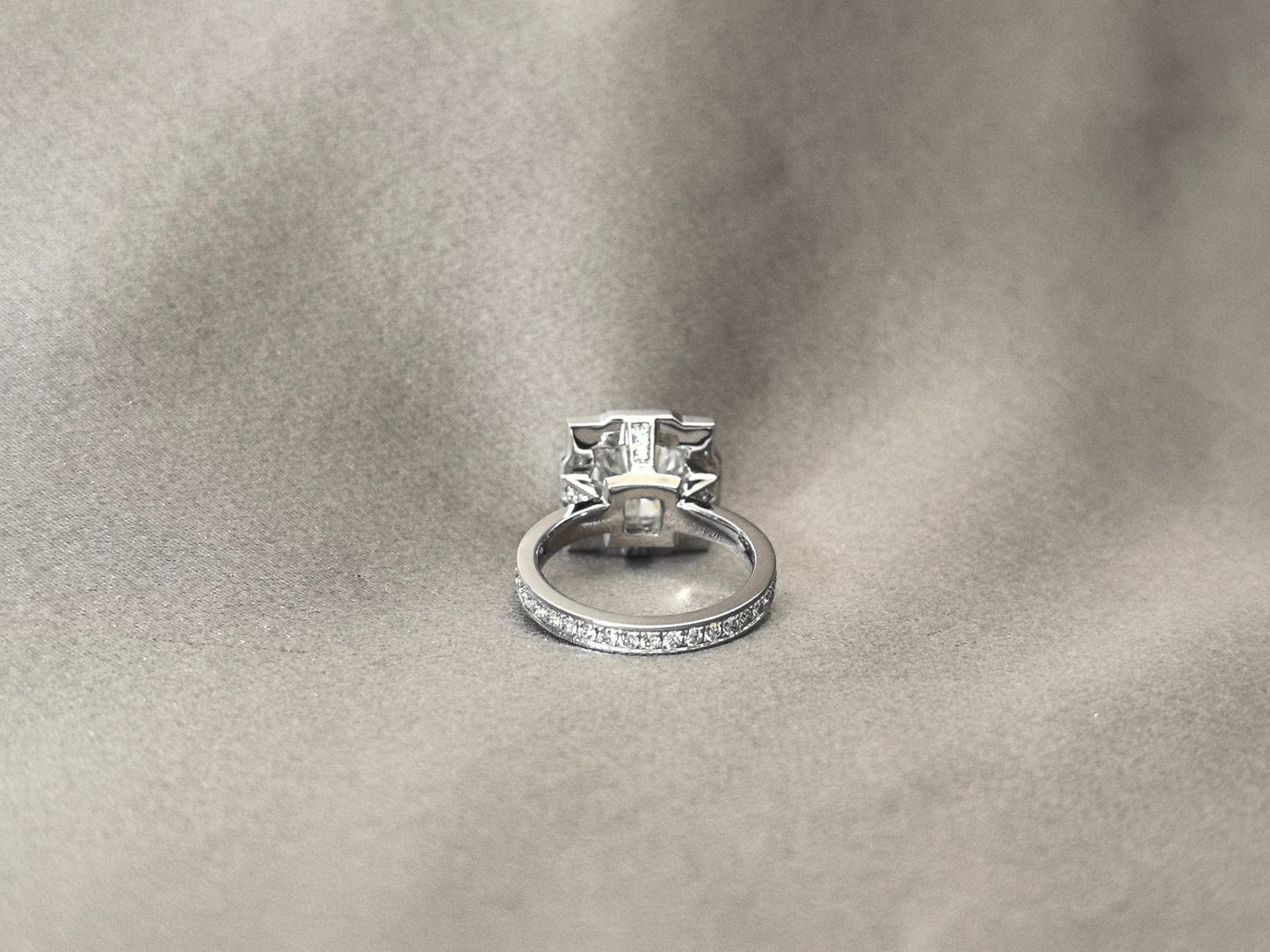 Round Brilliant Cut - Square Halo Setting - Pave Shank Band