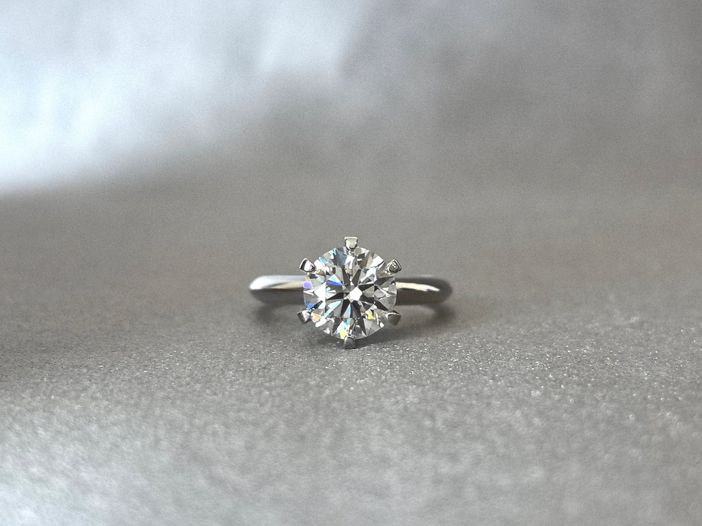 6-Prong Solitaire Ring - Round Brilliant Cut - Plain Shank