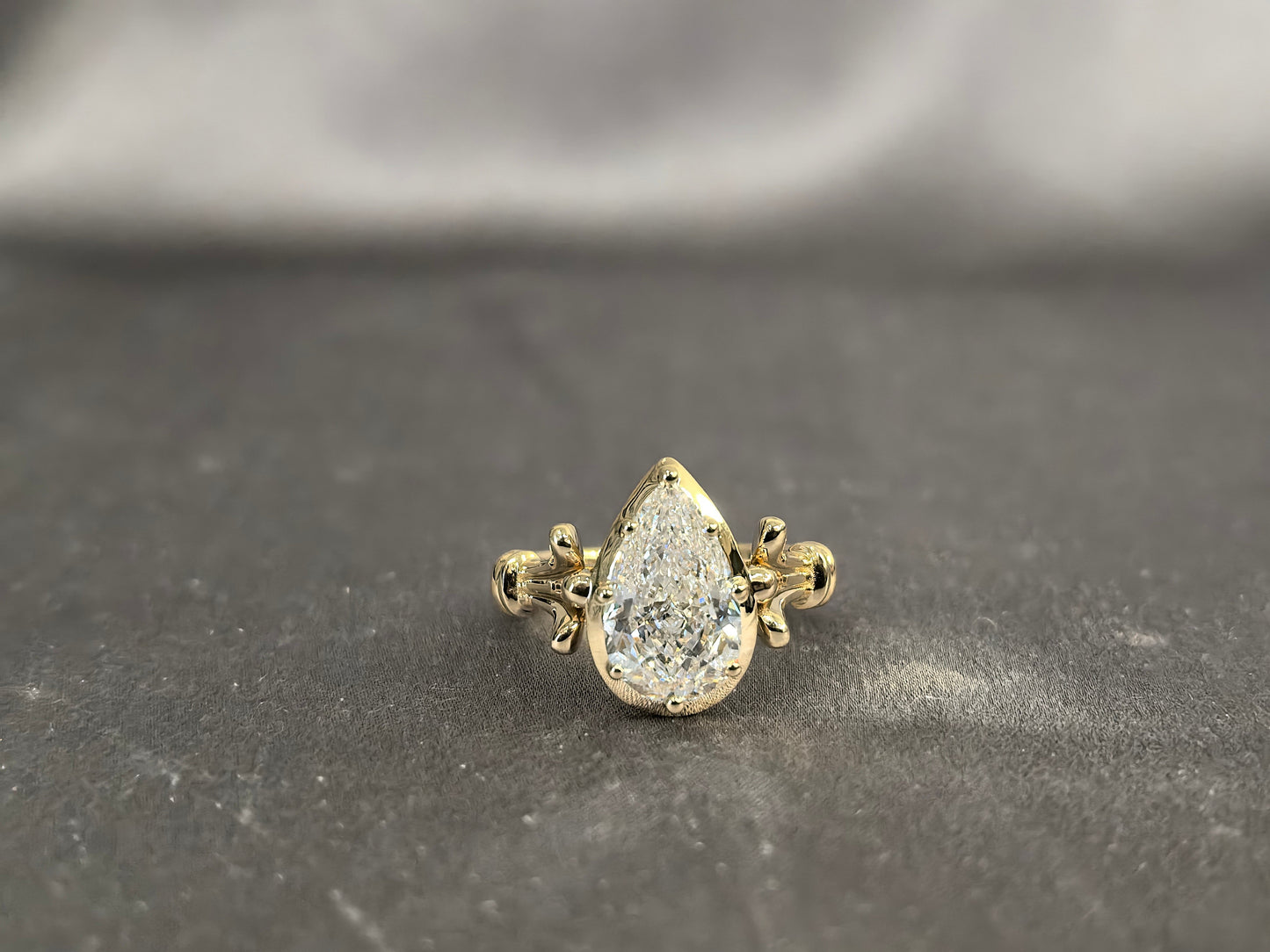 3-carat pear-shaped diamond ring - set with eight prongs - featuring a vintage design on both sides