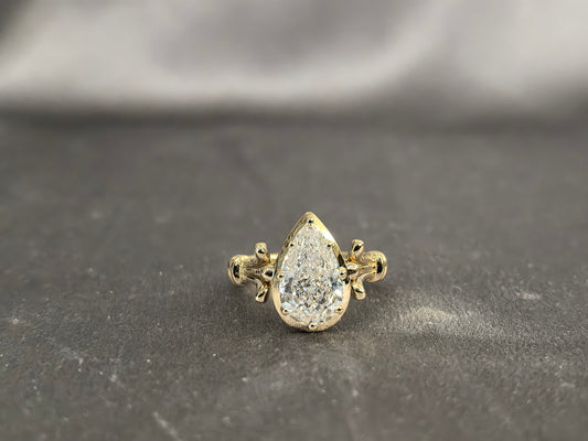 3-carat pear-shaped diamond ring - set with eight prongs - featuring a vintage design on both sides