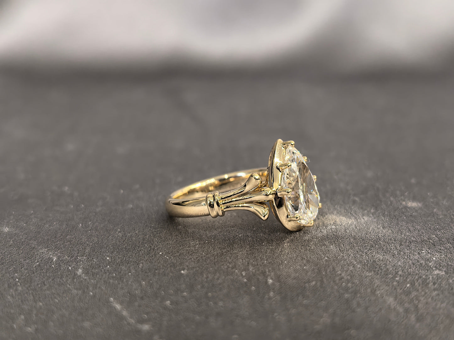 3-carat pear-shaped diamond ring - set with eight prongs - featuring a vintage design on both sides