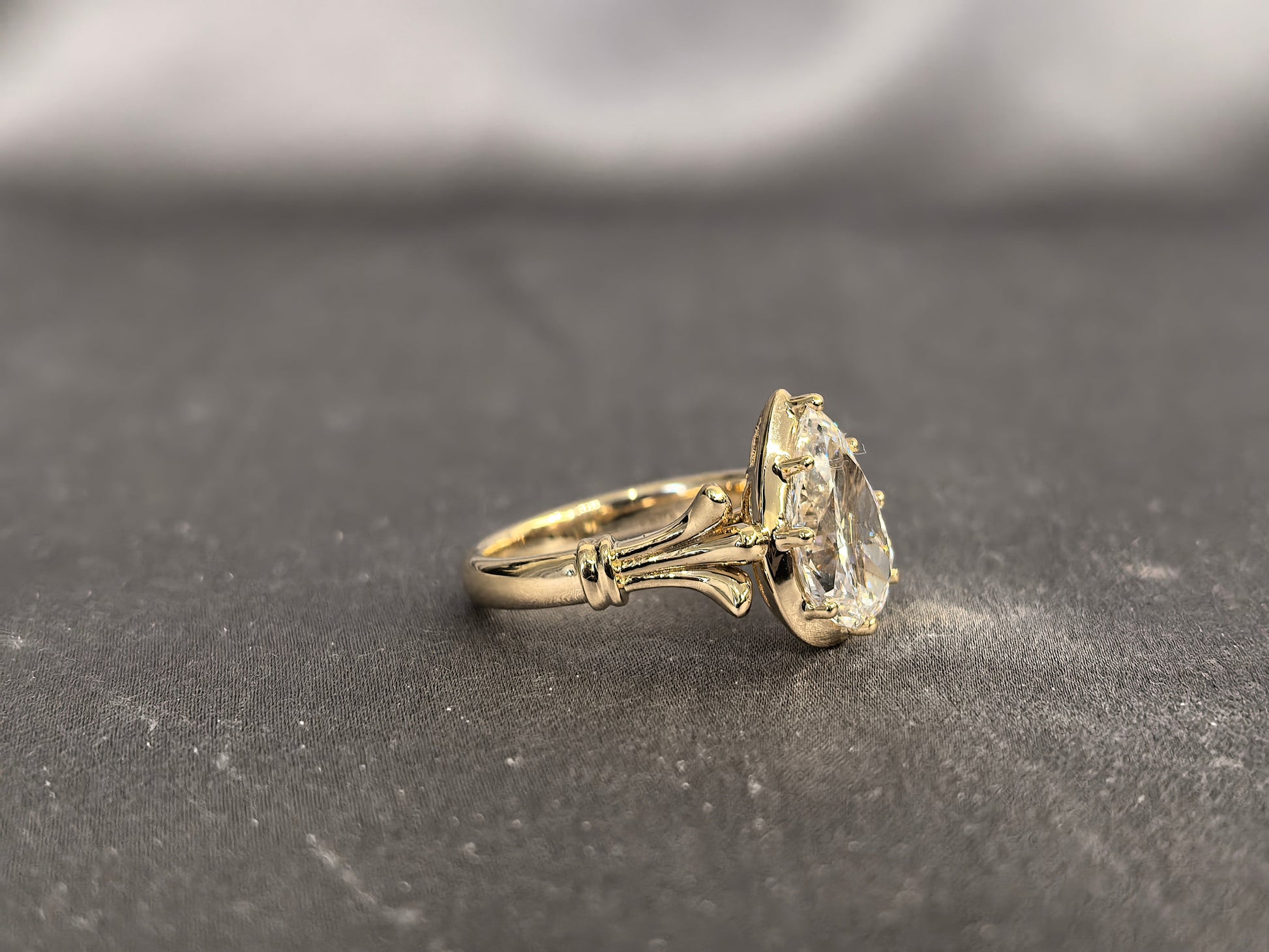 3-carat pear-shaped diamond ring - set with eight prongs - featuring a vintage design on both sides