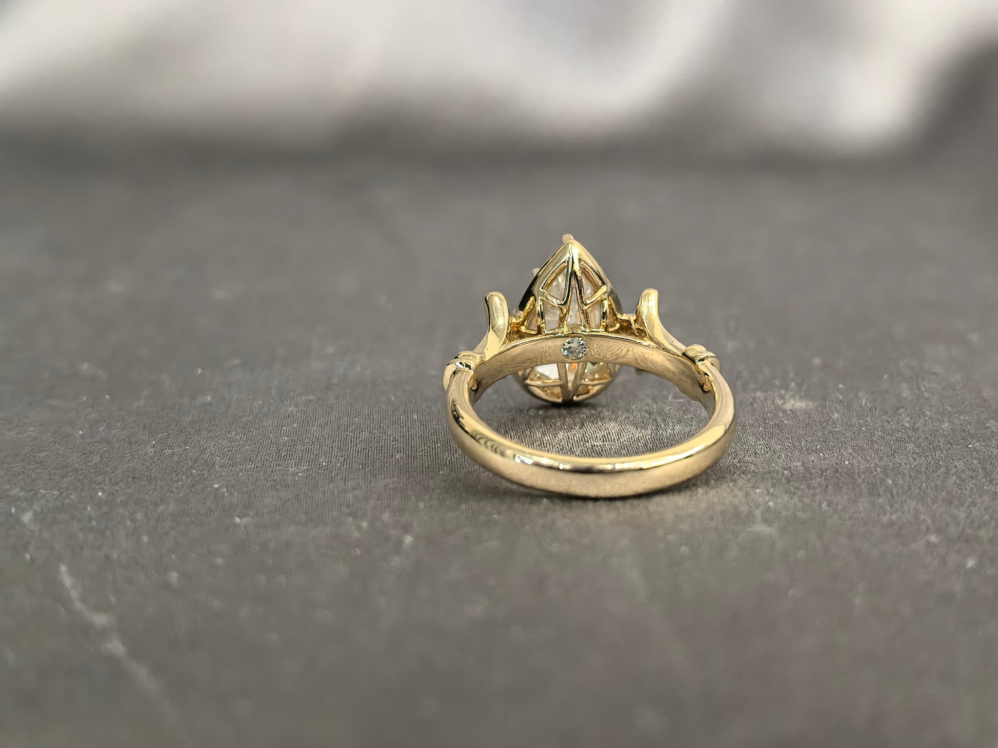3-carat pear-shaped diamond ring - set with eight prongs - featuring a vintage design on both sides