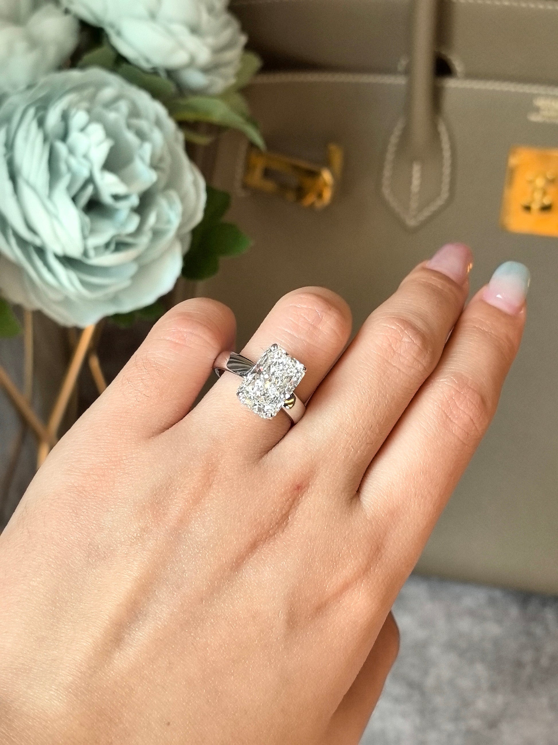 Radiant cut - set with a circle of small diamonds - extra-wide ring band