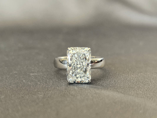 Radiant cut - set with a circle of small diamonds - extra-wide ring band