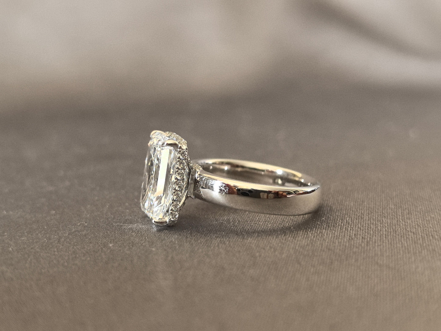 Radiant cut - set with a circle of small diamonds - extra-wide ring band