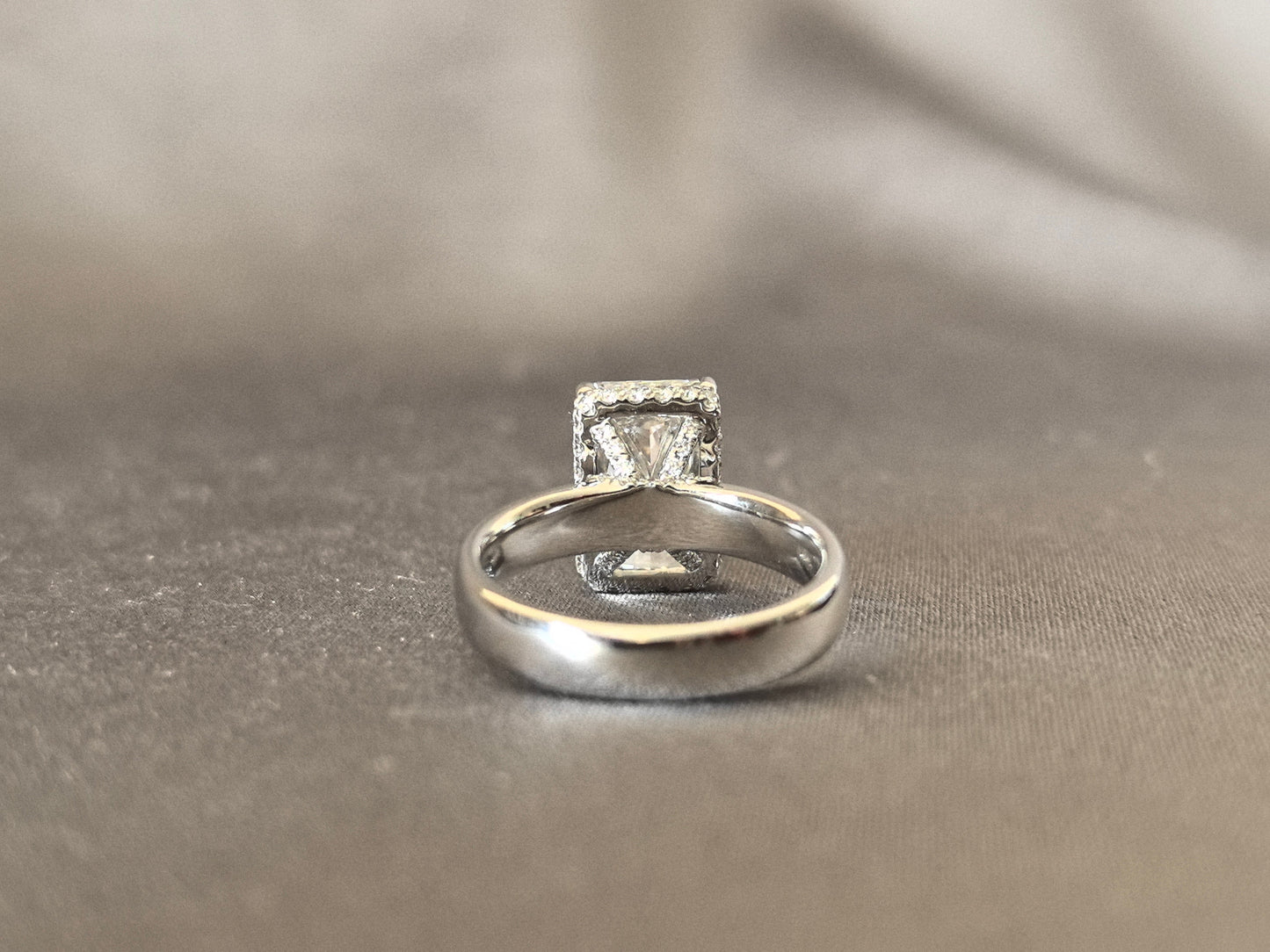 Radiant cut - set with a circle of small diamonds - extra-wide ring band