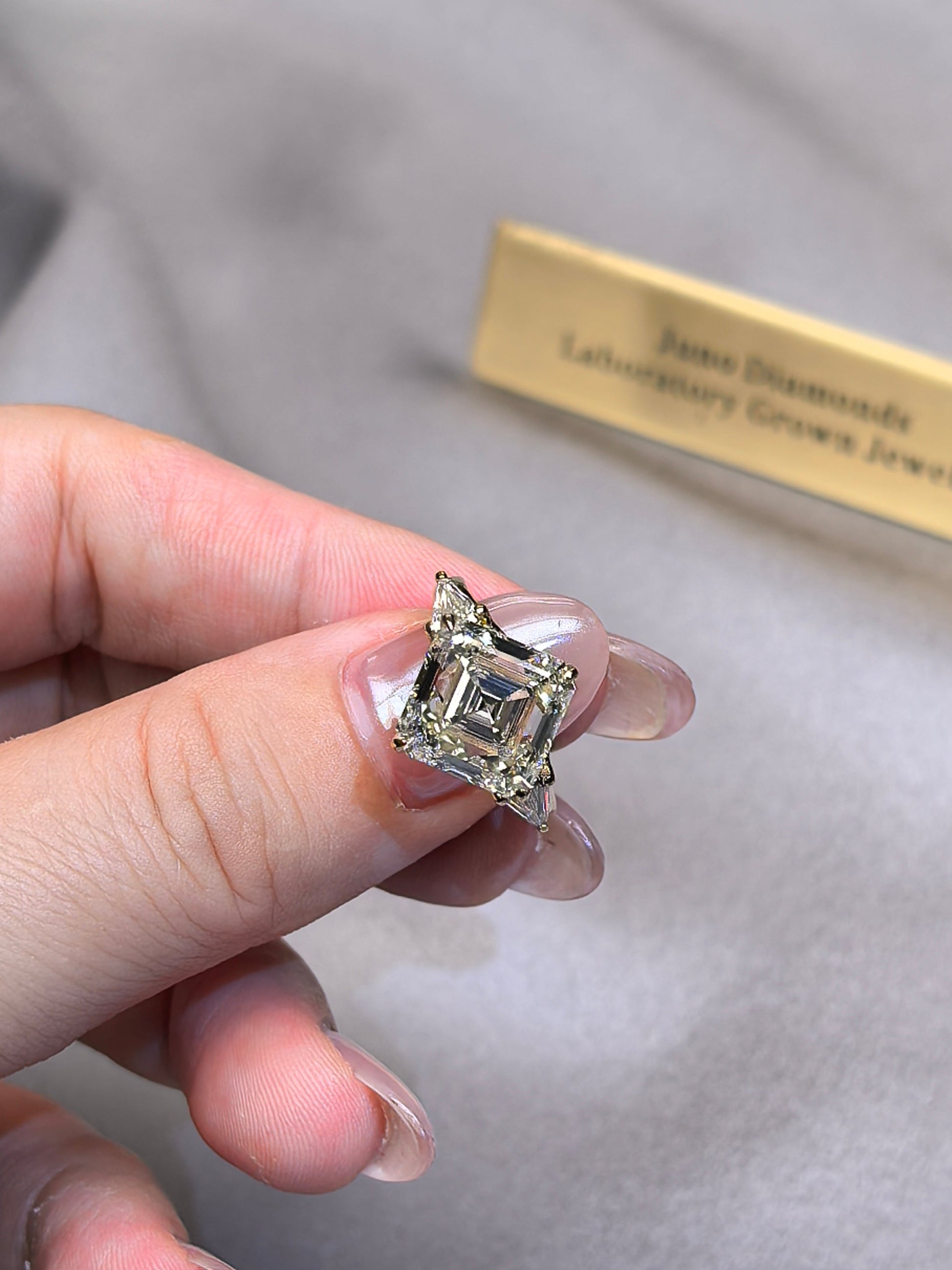 8-carat Asscher lab diamond with diamond cuts on both sides - full of design sense - 18k gold