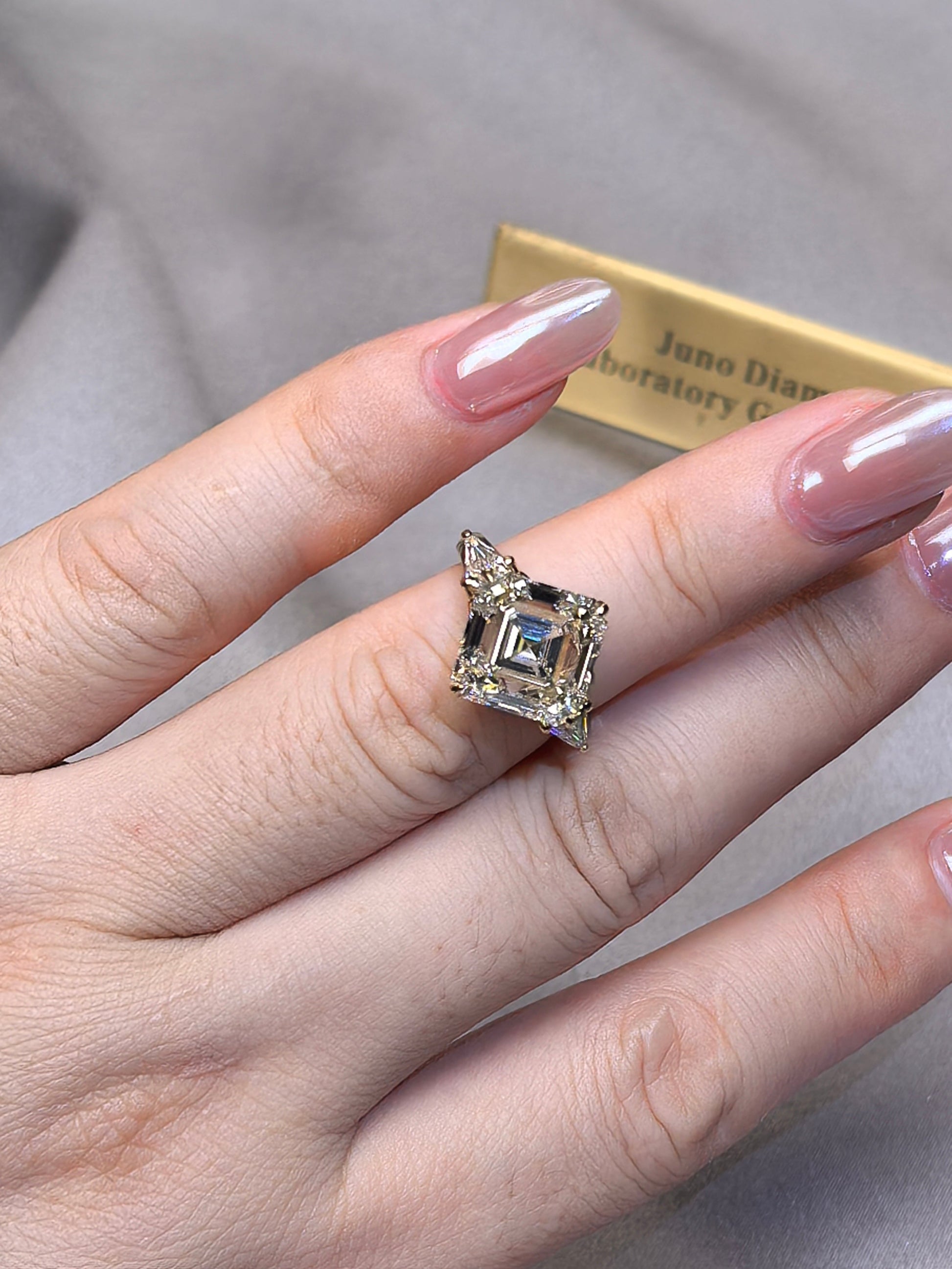 8-carat Asscher lab diamond with diamond cuts on both sides - full of design sense - 18k gold