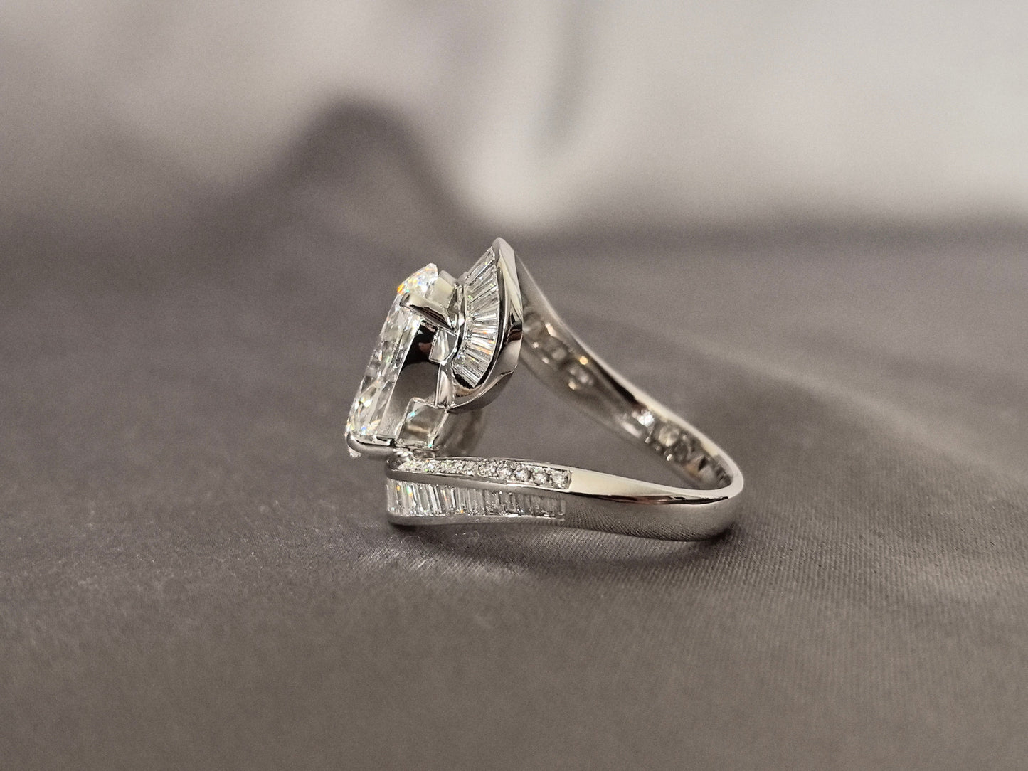 Half ring small emerald and round diamond - val cut - Upper and lower half loop design