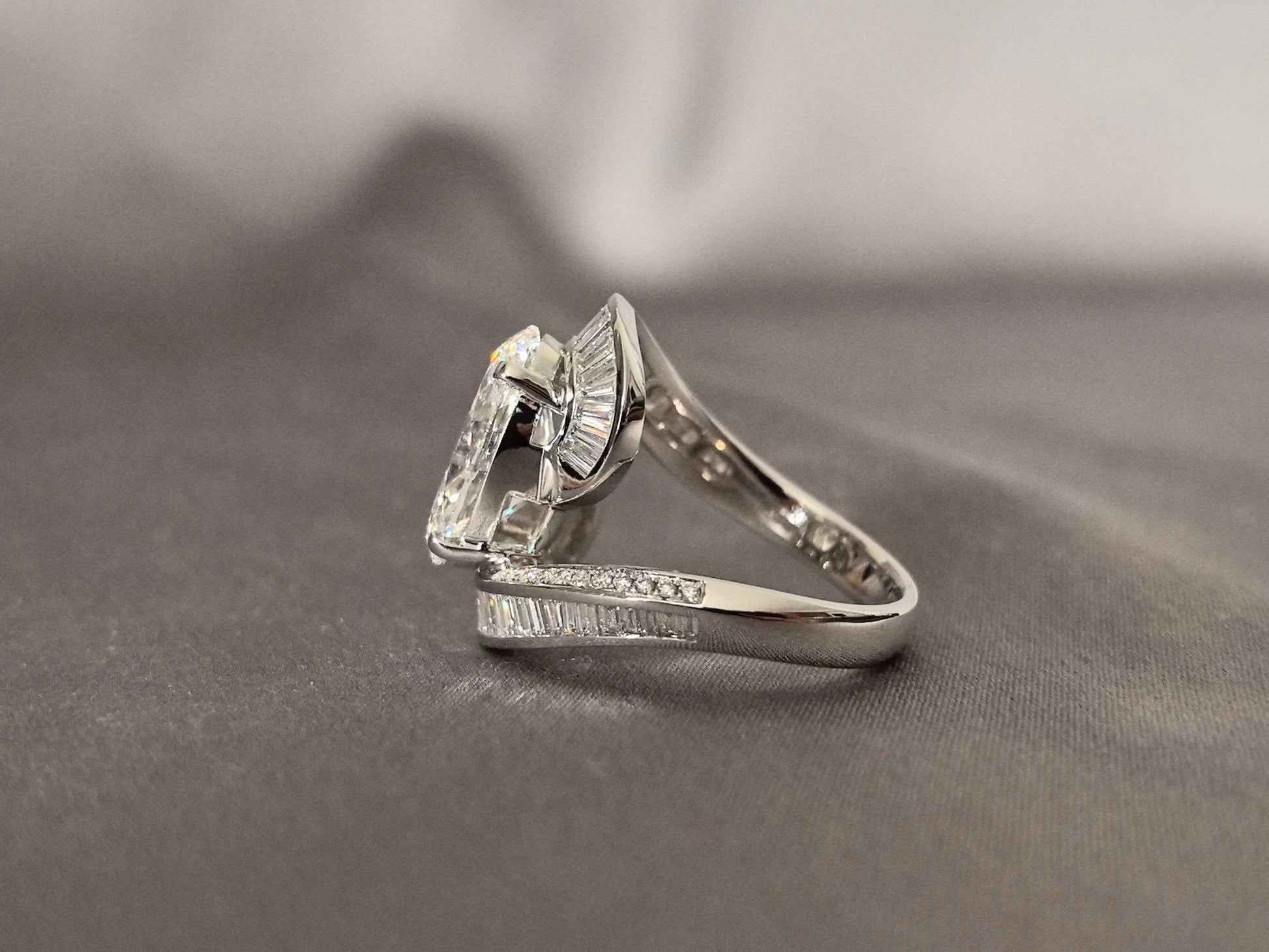 Half ring small emerald and round diamond - val cut - Upper and lower half loop design