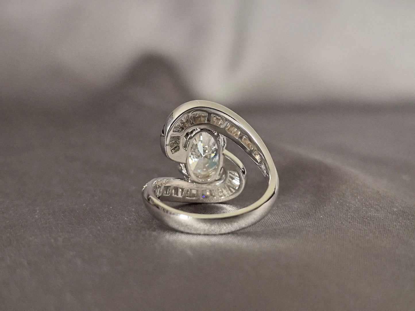 Half ring small emerald and round diamond - val cut - Upper and lower half loop design