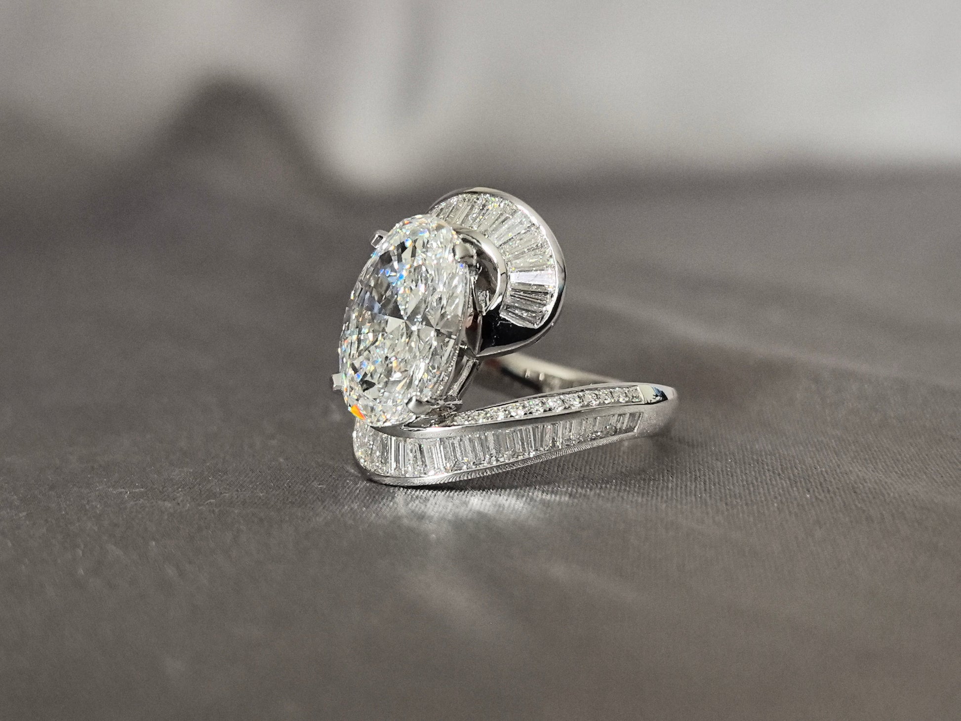 Half ring small emerald and round diamond - val cut - Upper and lower half loop design