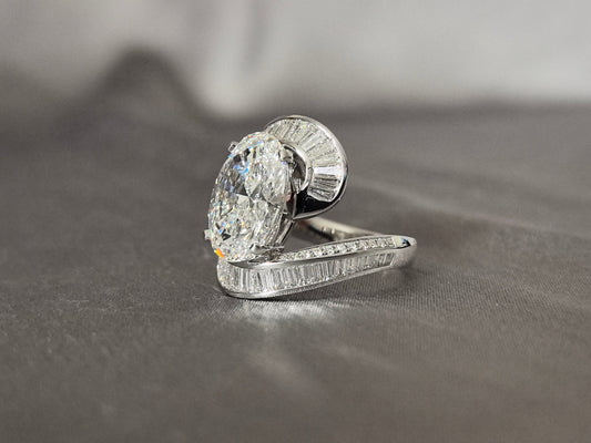 Half ring small emerald and round diamond - val cut - Upper and lower half loop design