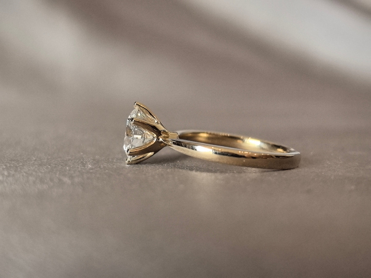 Minimalist Engagement Ring - Round Brilliant Cut - 6-Prong Solitaire Setting