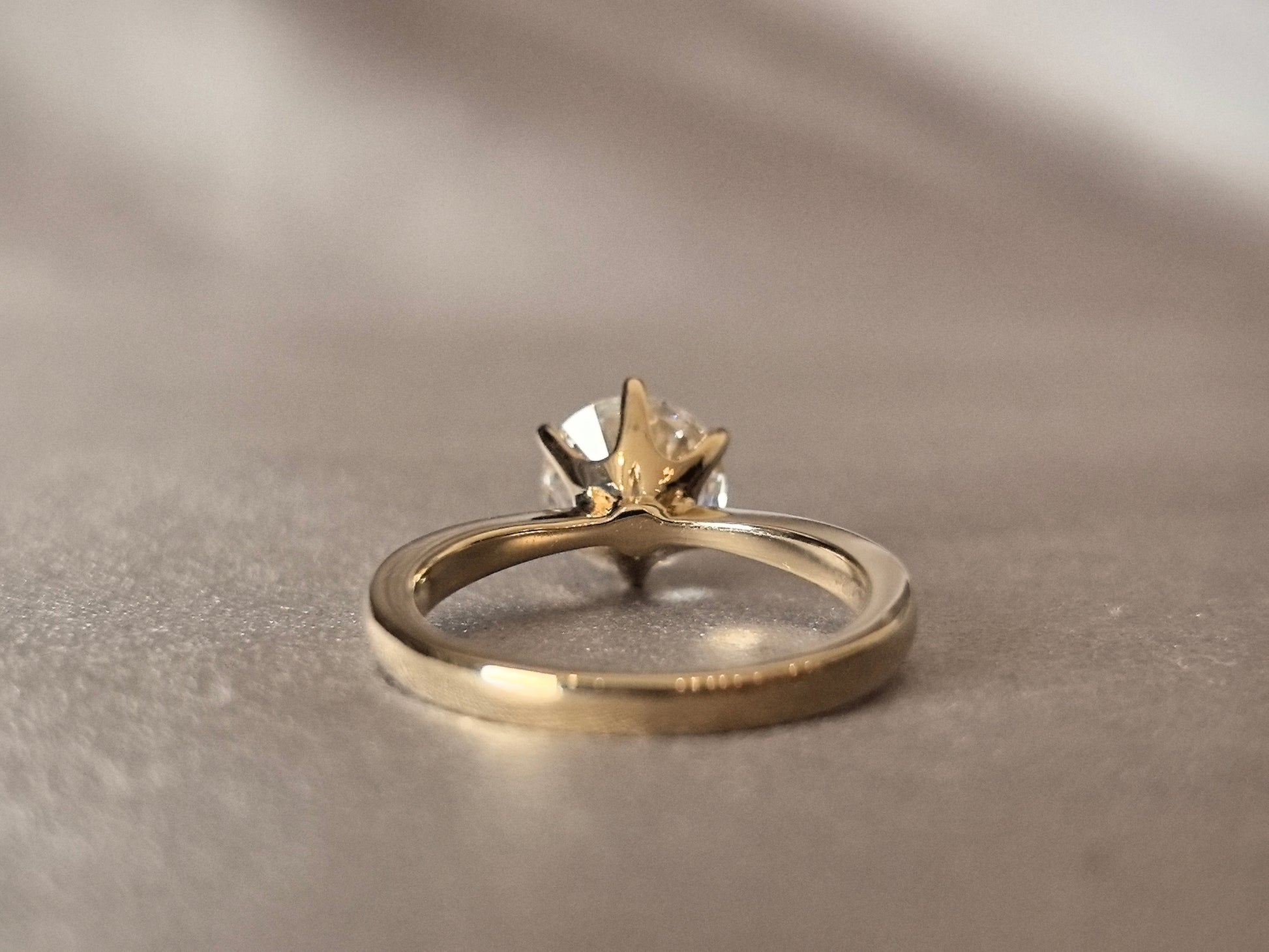 Minimalist Engagement Ring - Round Brilliant Cut - 6-Prong Solitaire Setting