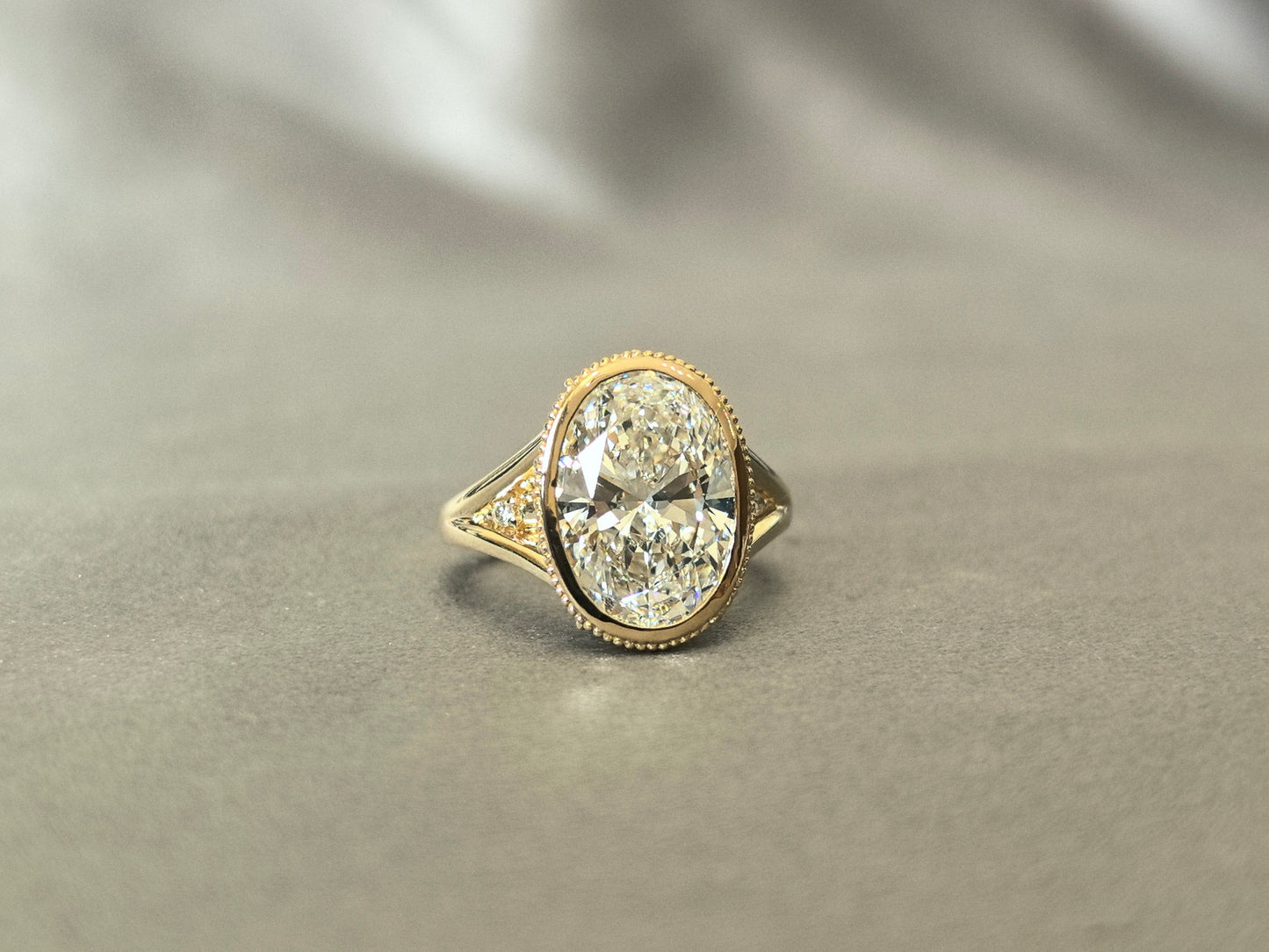 Oval-shaped ring setting - Lab-created diamond - Small diamonds of varying sizes set on the sides and bottom