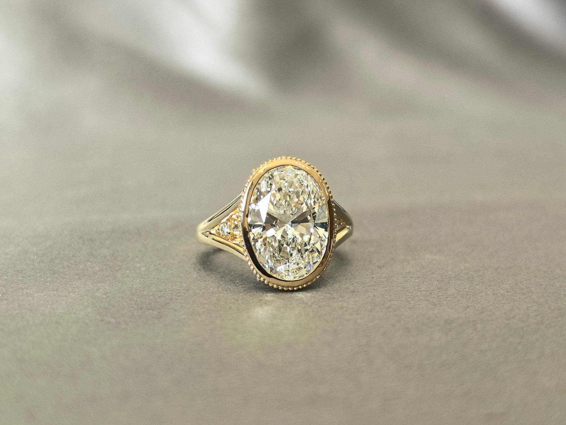 Oval-shaped ring setting - Lab-created diamond - Small diamonds of varying sizes set on the sides and bottom