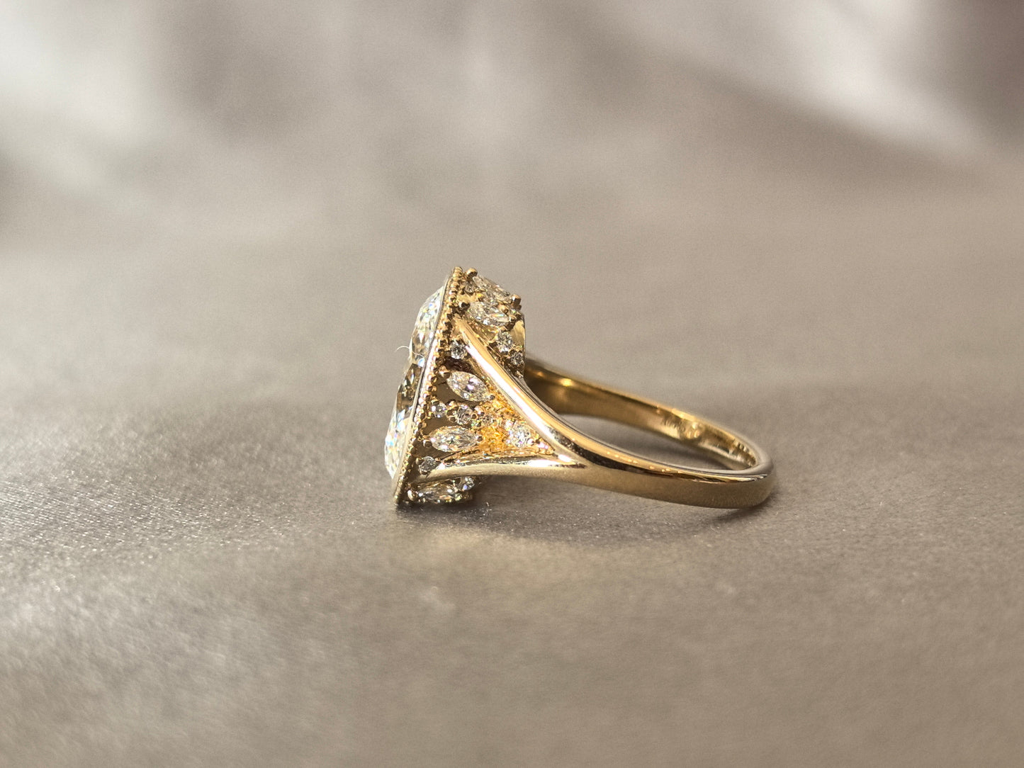Oval-shaped ring setting - Lab-created diamond - Small diamonds of varying sizes set on the sides and bottom