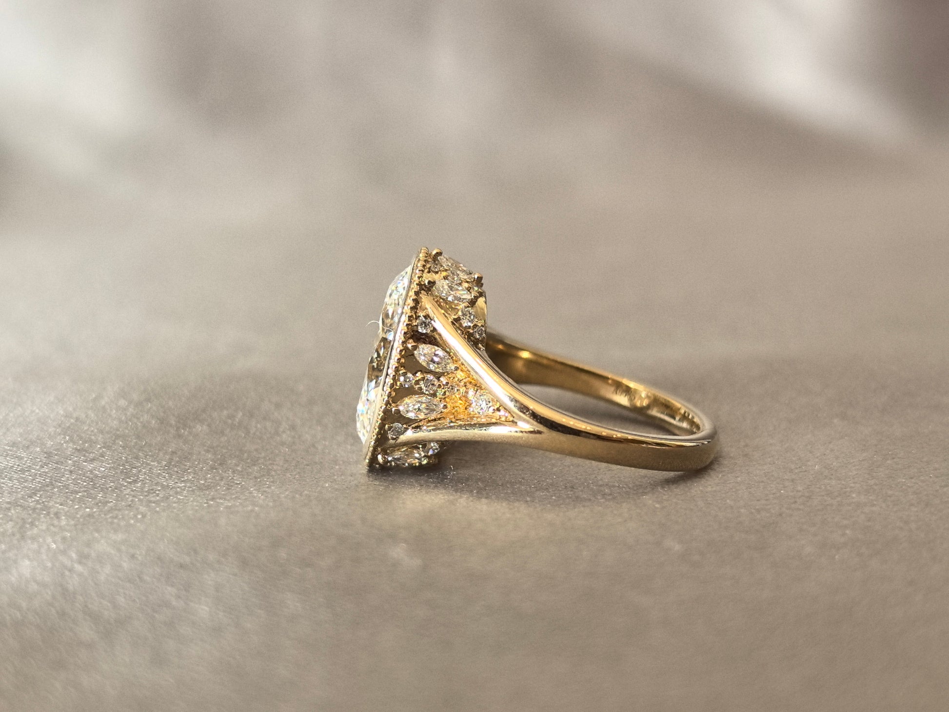 Oval-shaped ring setting - Lab-created diamond - Small diamonds of varying sizes set on the sides and bottom