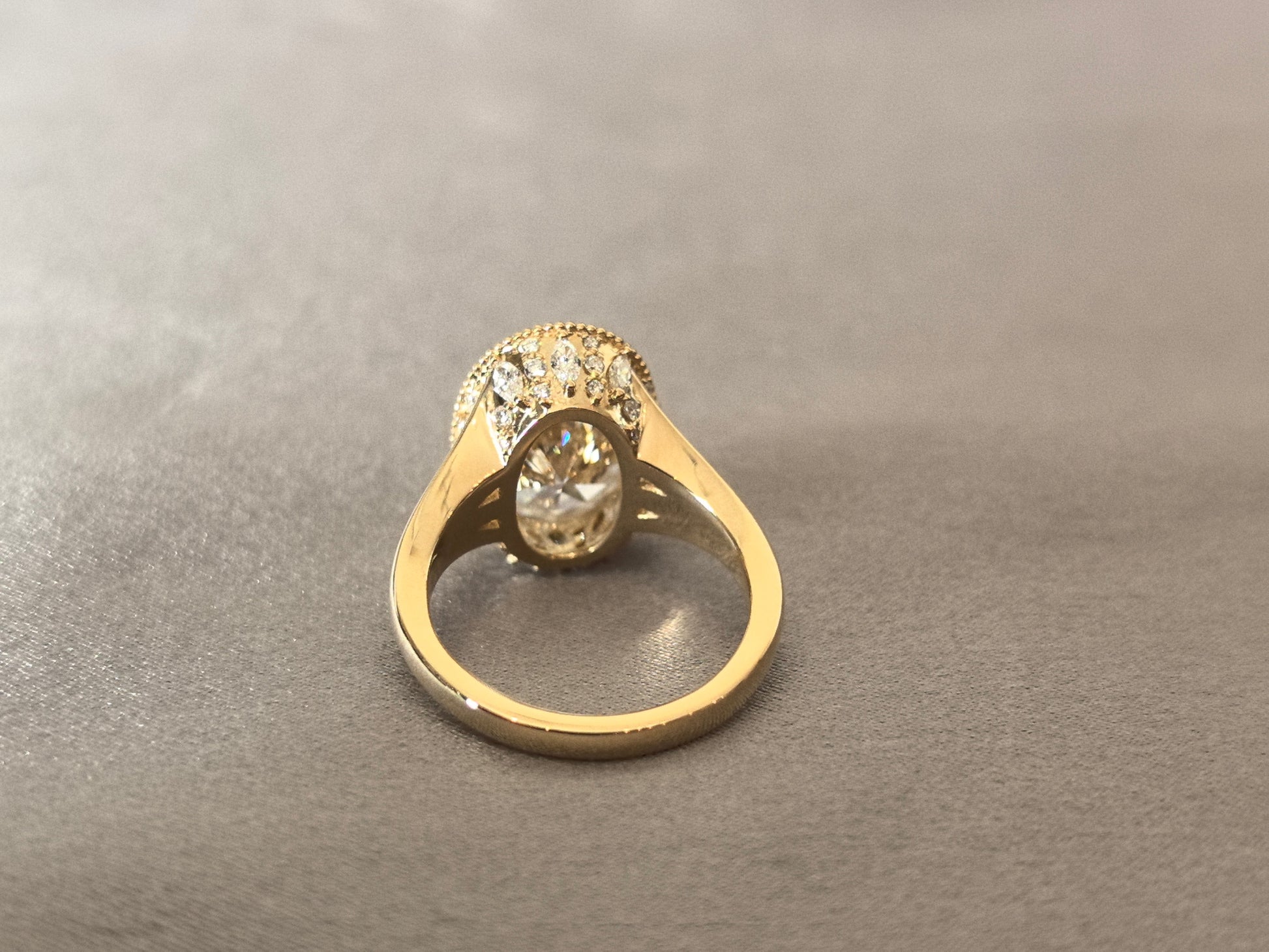 Oval-shaped ring setting - Lab-created diamond - Small diamonds of varying sizes set on the sides and bottom