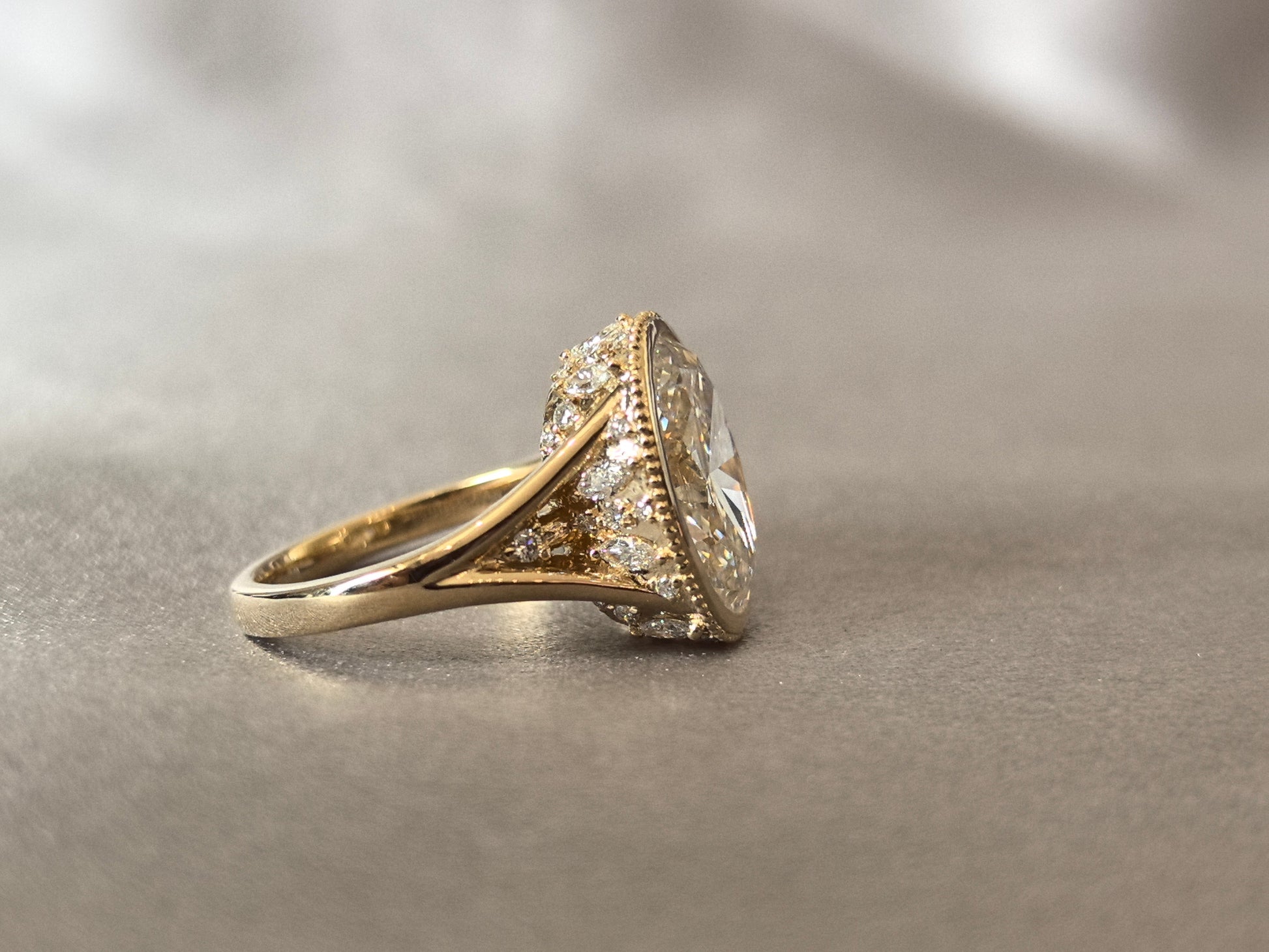 Oval-shaped ring setting - Lab-created diamond - Small diamonds of varying sizes set on the sides and bottom