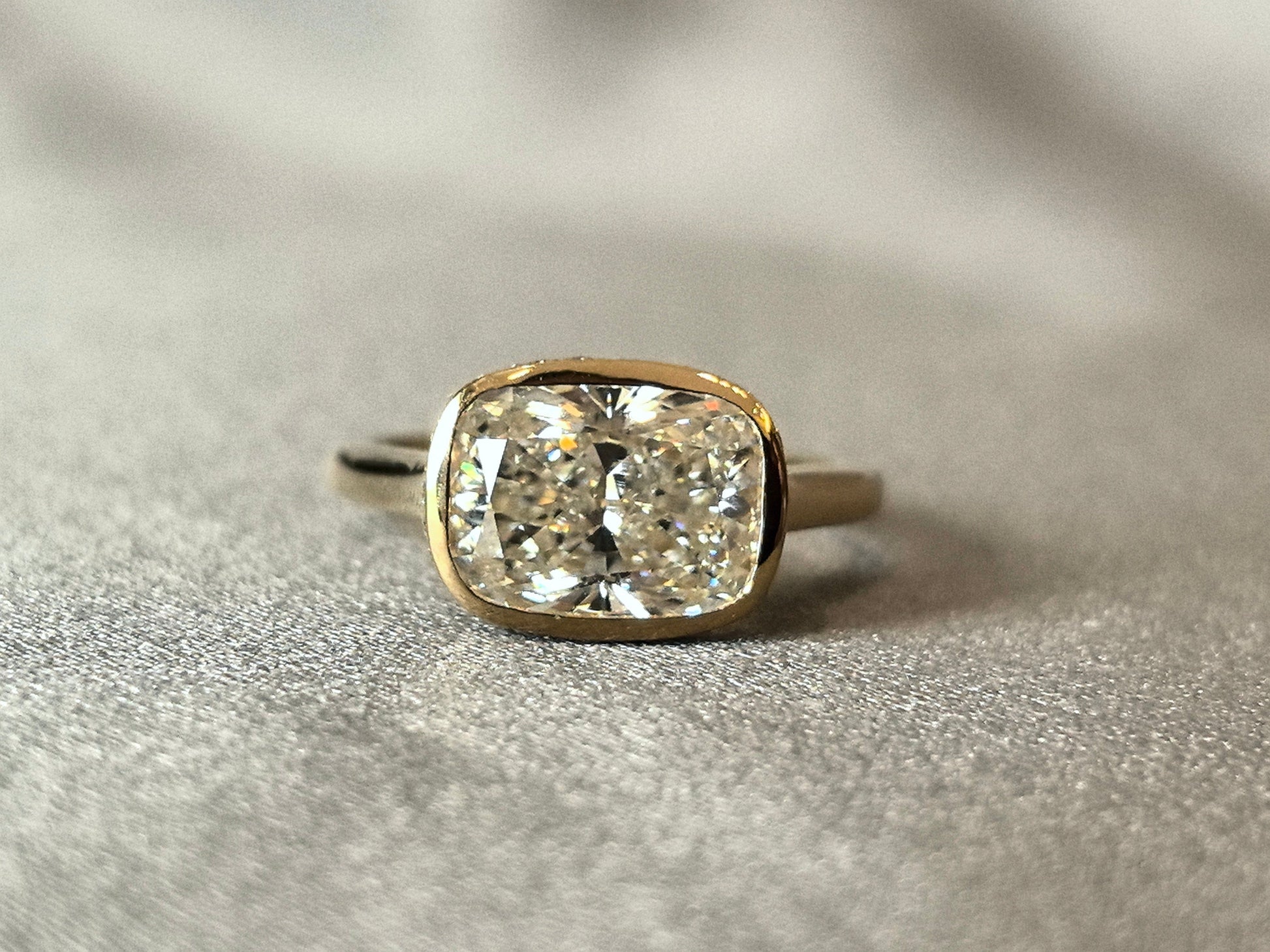 Radiant Cut - Bezel Setting - Horizontal Design