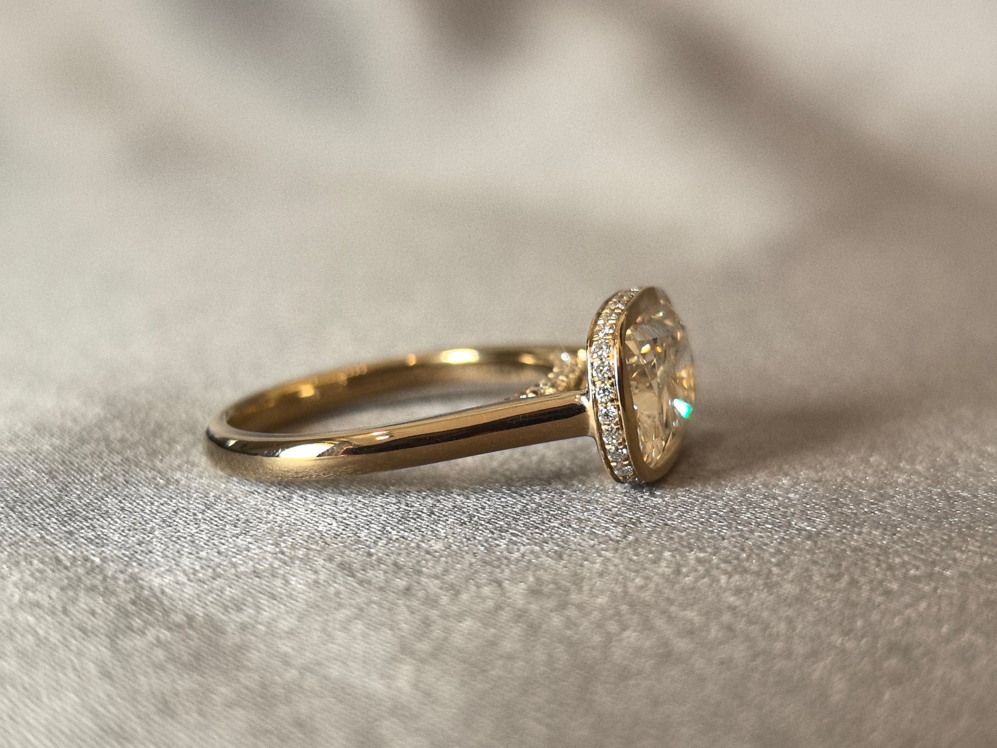 Radiant Cut - Bezel Setting - Horizontal Design