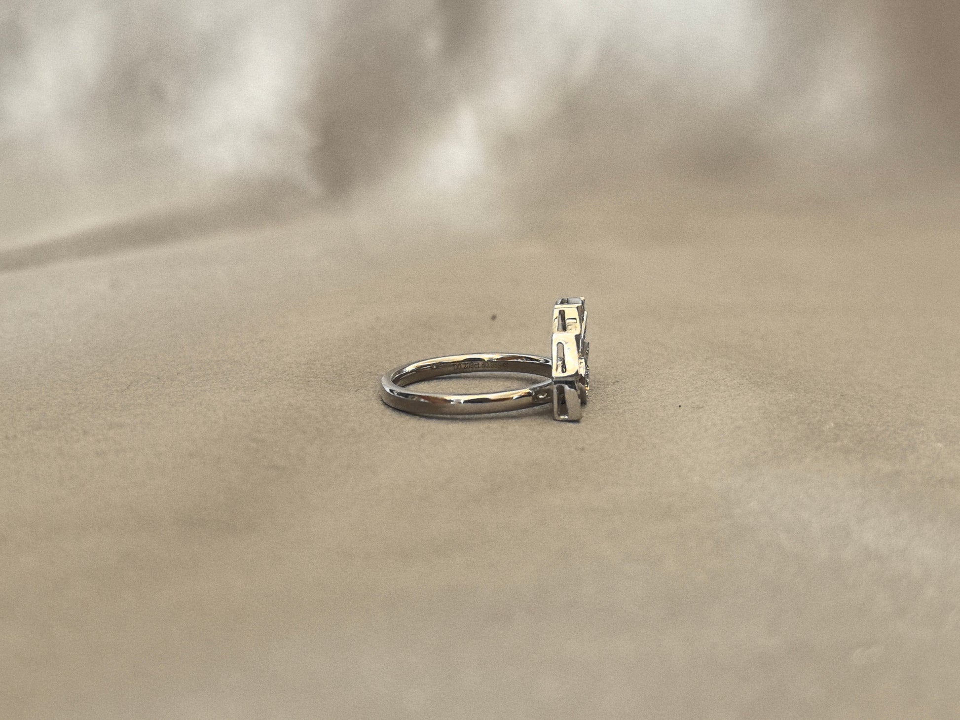 Seven-Petal Fan-Shaped Diamond Ring - 21 Round Brilliant Stones - Graduated Cluster Design