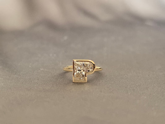 Letter P-shaped bezel-set lab diamond ring - Princess-cut diamond initial ring - Personalized alphabet diamond