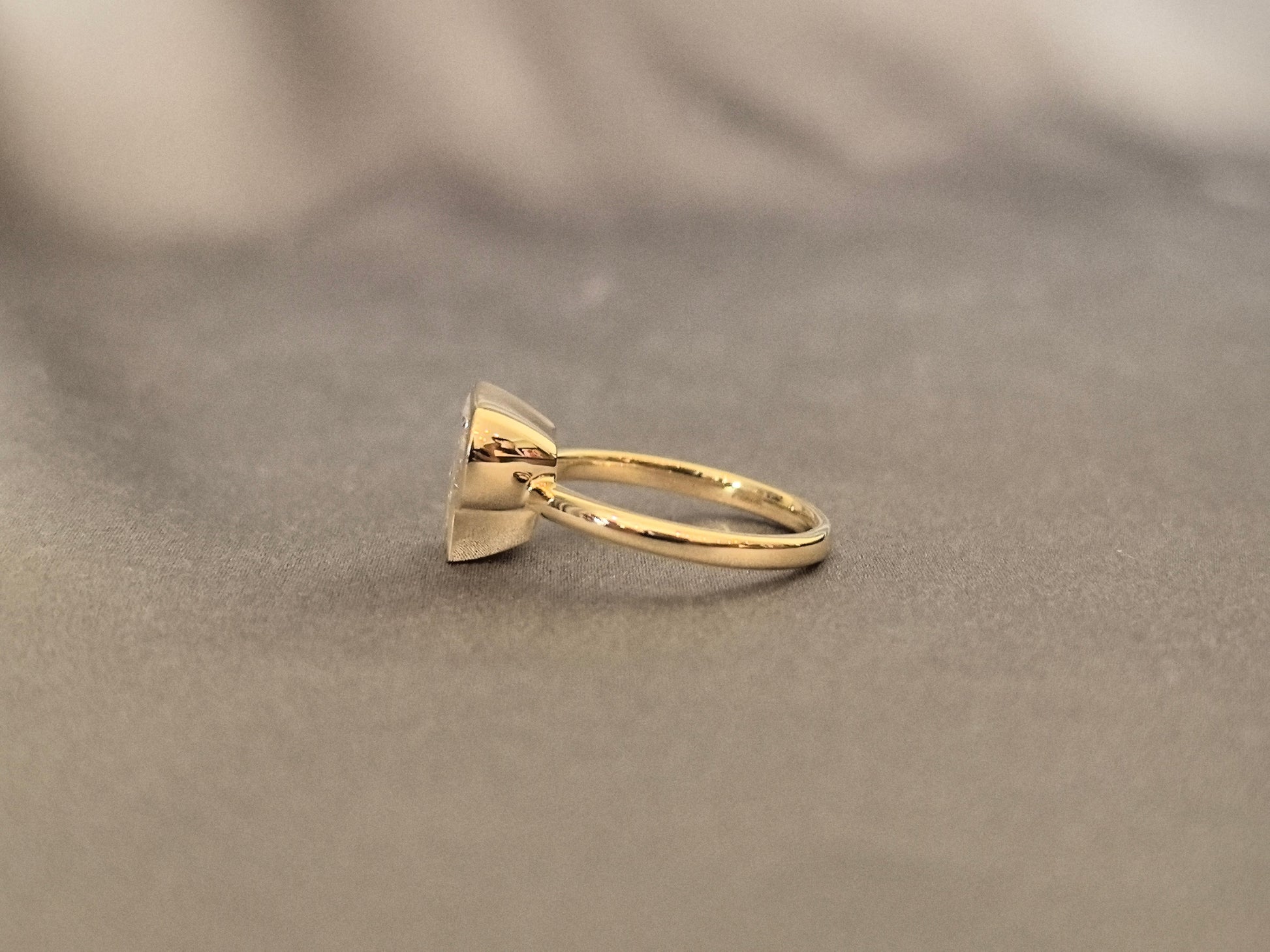 Letter P-shaped bezel-set lab diamond ring - Princess-cut diamond initial ring - Personalized alphabet diamond