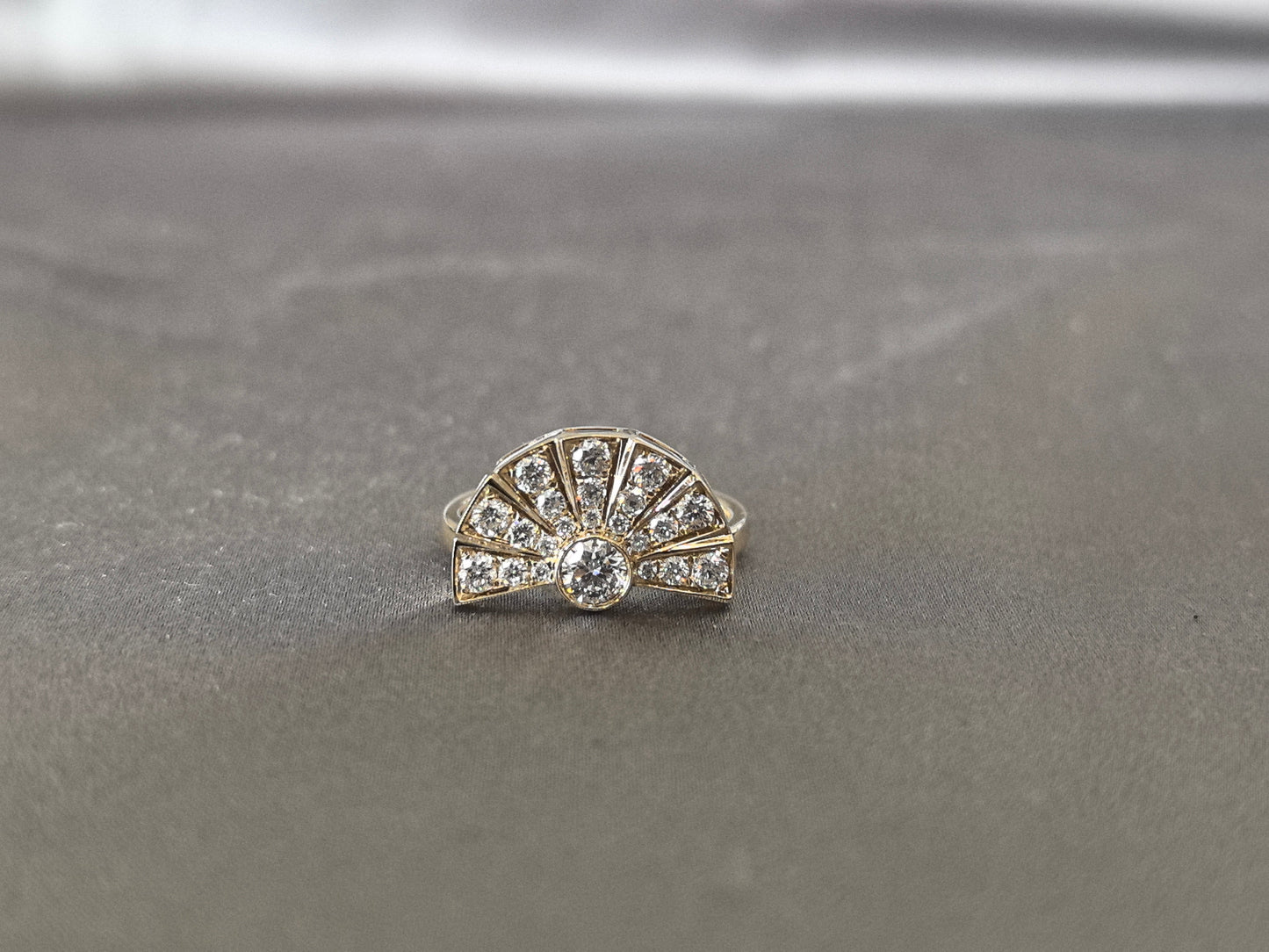Art deco fan-shaped diamond ring - Central round-cut lab diamond - Bezel & Prong Set