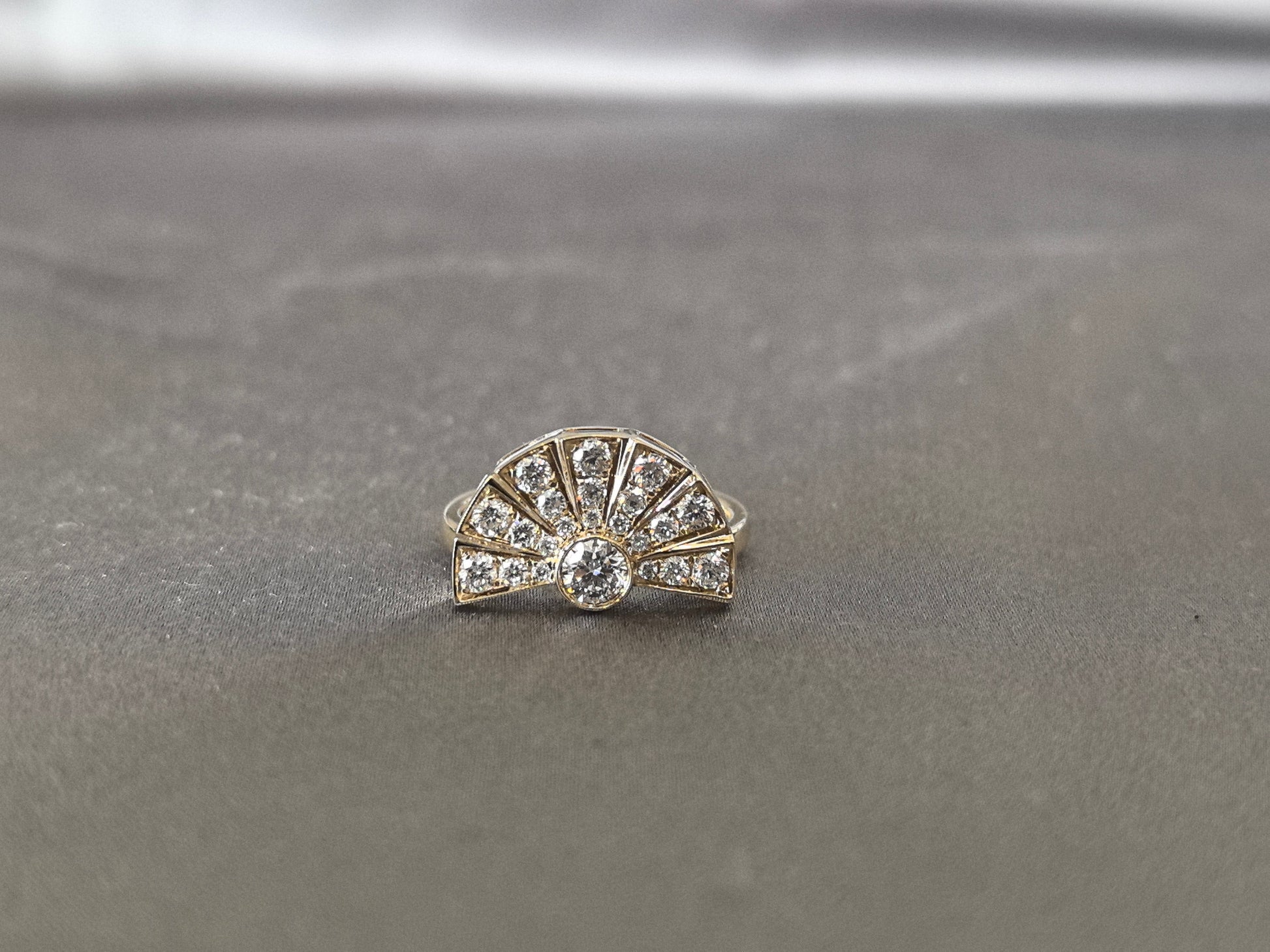 Art deco fan-shaped diamond ring - Central round-cut lab diamond - Bezel & Prong Set