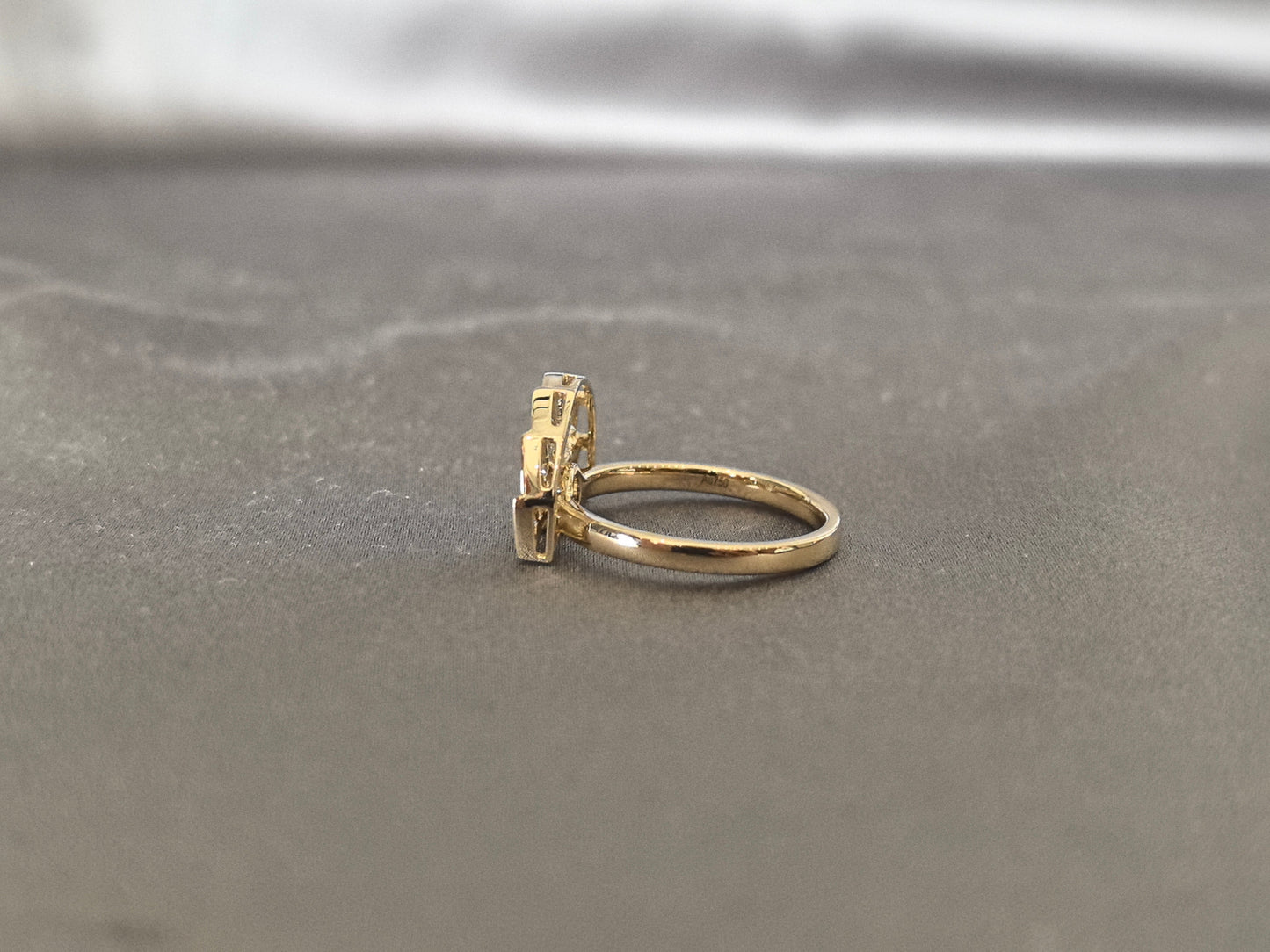 Art deco fan-shaped diamond ring - Central round-cut lab diamond - Bezel & Prong Set