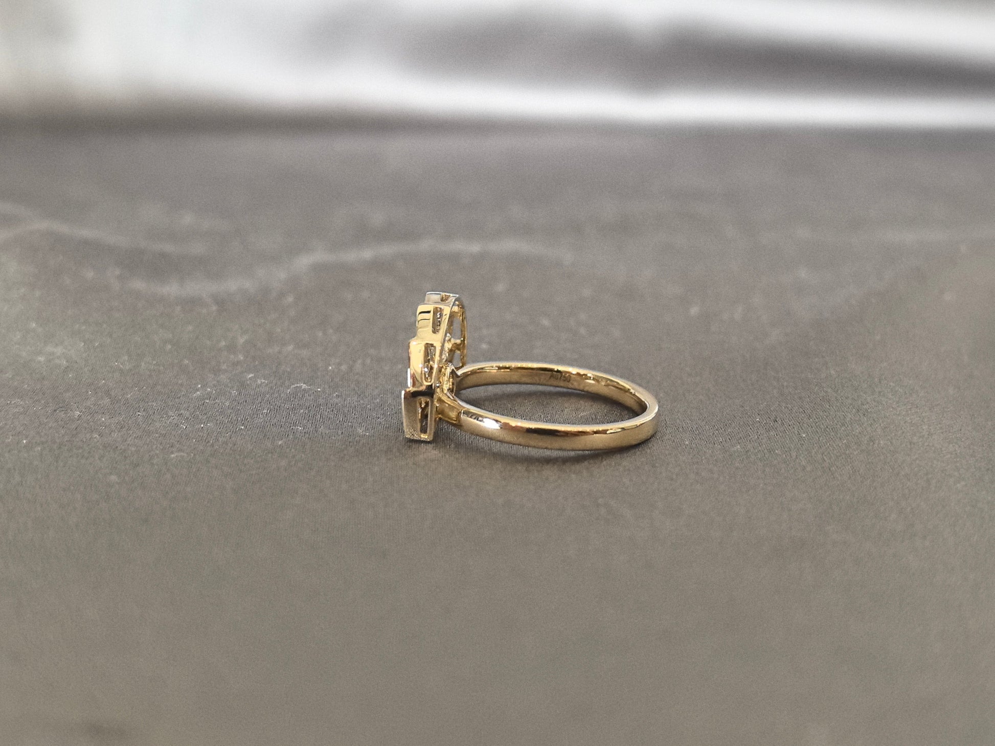 Art deco fan-shaped diamond ring - Central round-cut lab diamond - Bezel & Prong Set