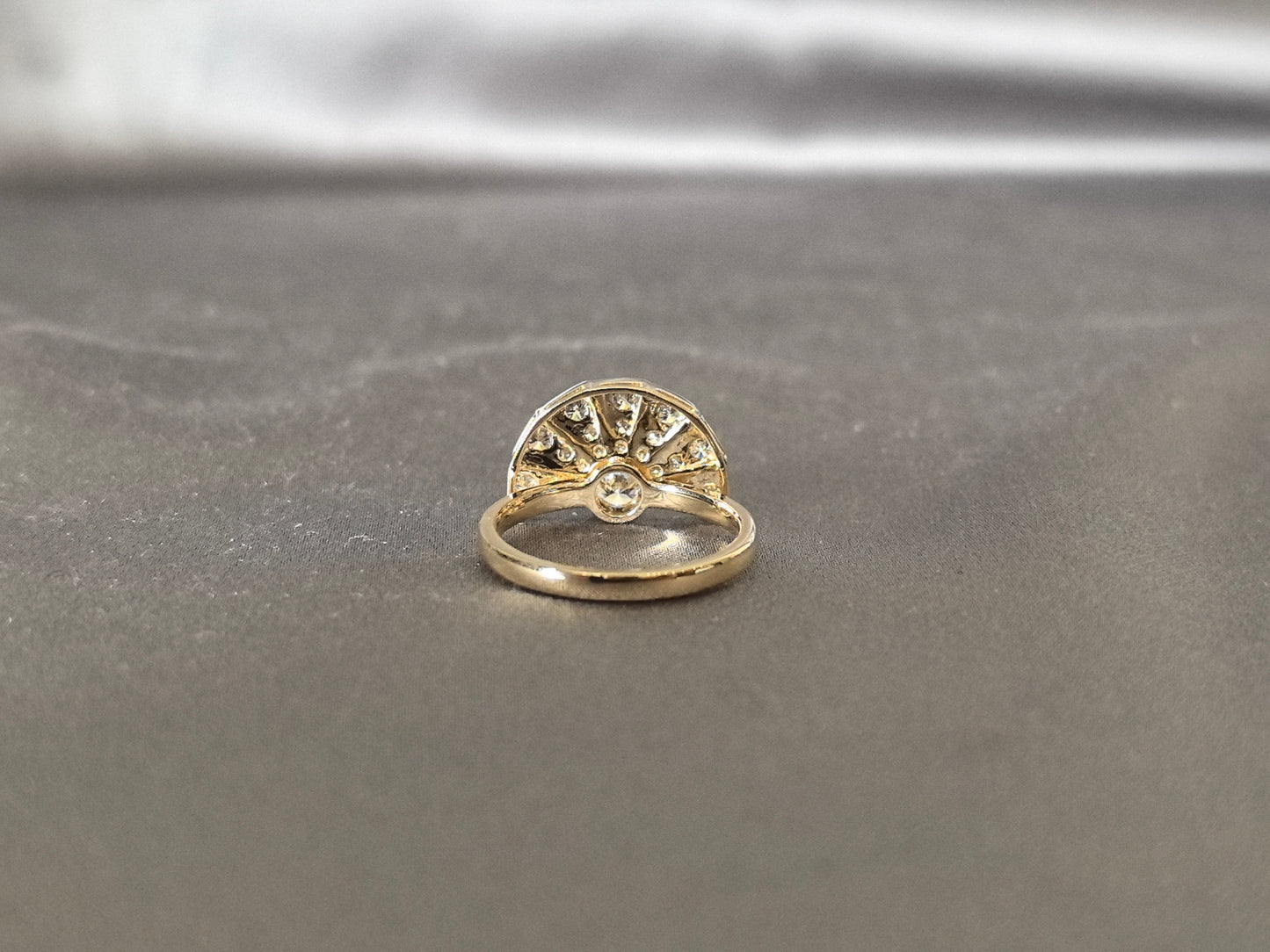 Art deco fan-shaped diamond ring - Central round-cut lab diamond - Bezel & Prong Set
