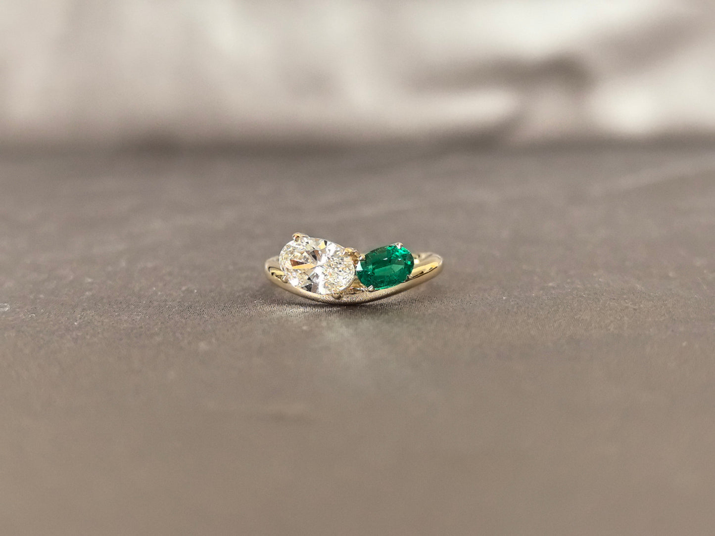 Oval Diamond & Emerald Toi et Moi Ring - Prong-Set - Contemporary Two-Stone Design