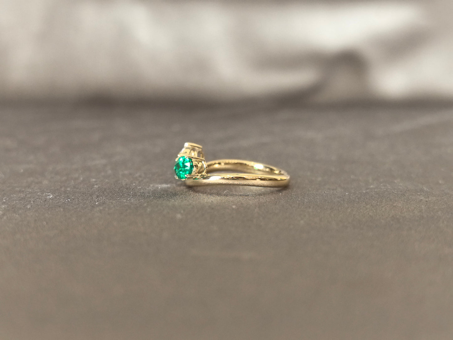 Oval Diamond & Emerald Toi et Moi Ring - Prong-Set - Contemporary Two-Stone Design